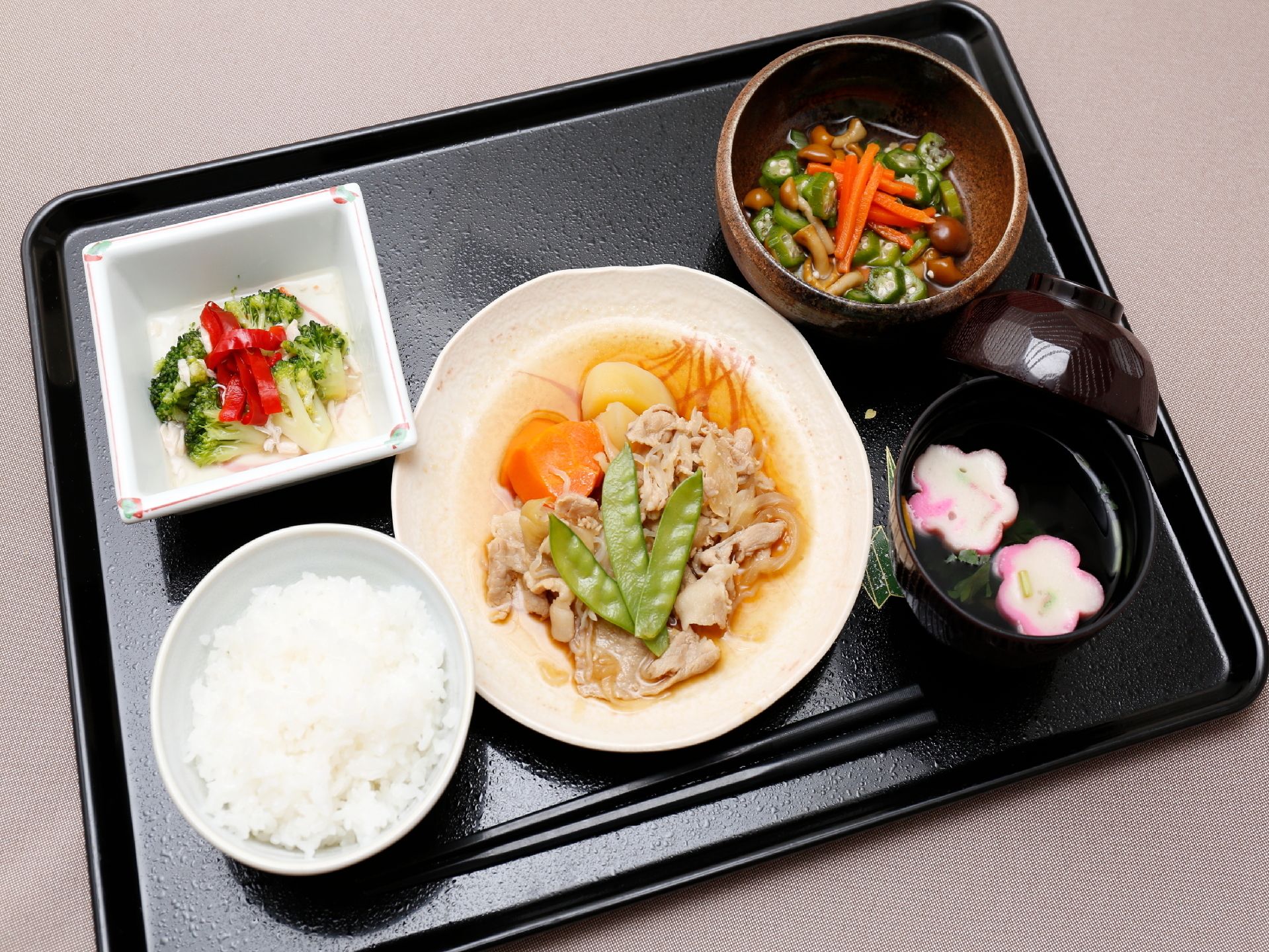 施設の食事は和食が中心。ごはん、お吸い物、肉じゃが、きのこの煮物、ブロッコリーのサラダとバランスの取れたメニューになっている。