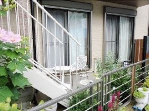 建物の外側にある緑があるスペース。小さな中庭がある様子を写した写真