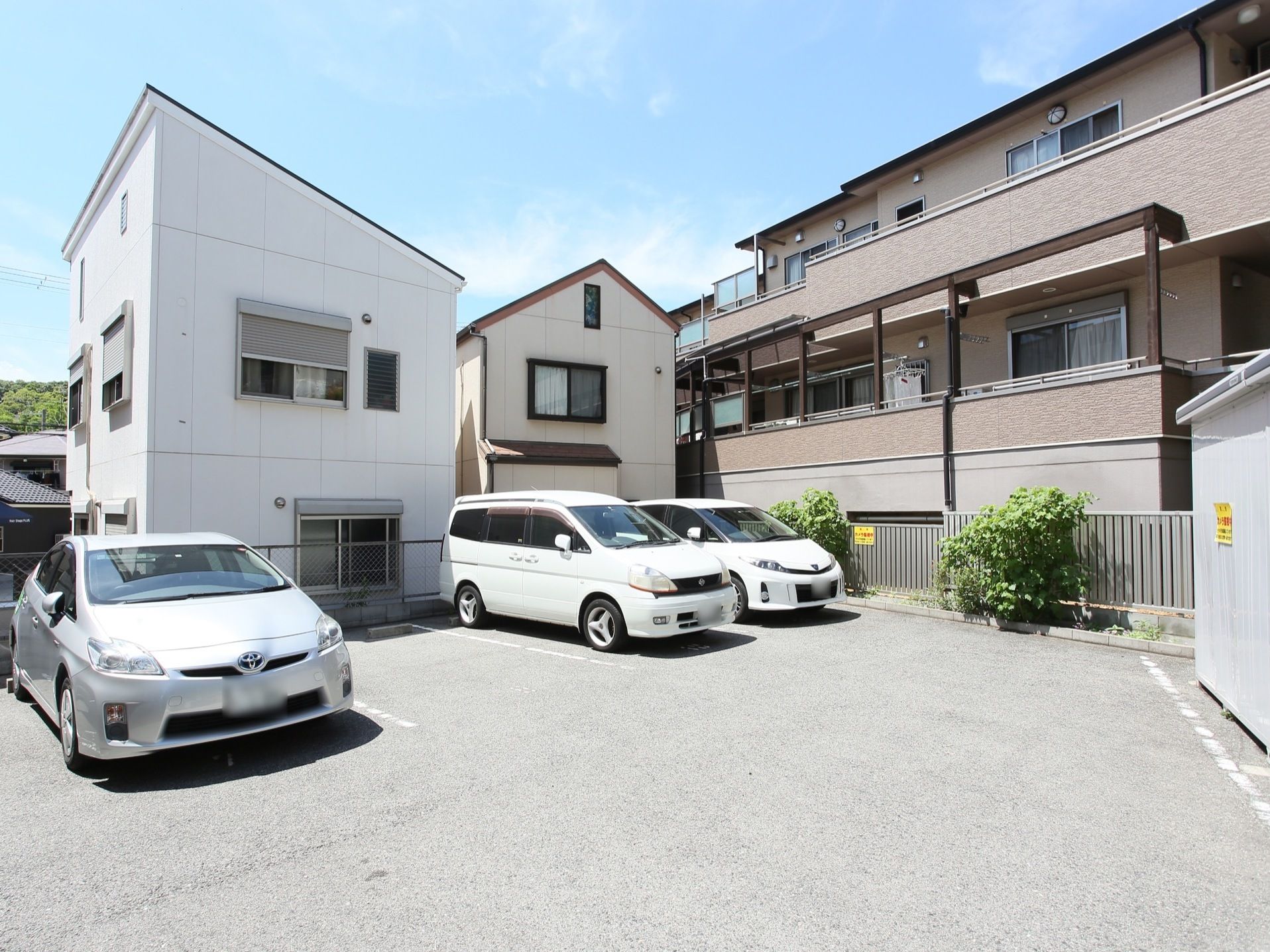 住宅街にある薄いベージュの外壁で落ち着いた感じの、２階建ての建物である。部屋の前はベランダになっている。