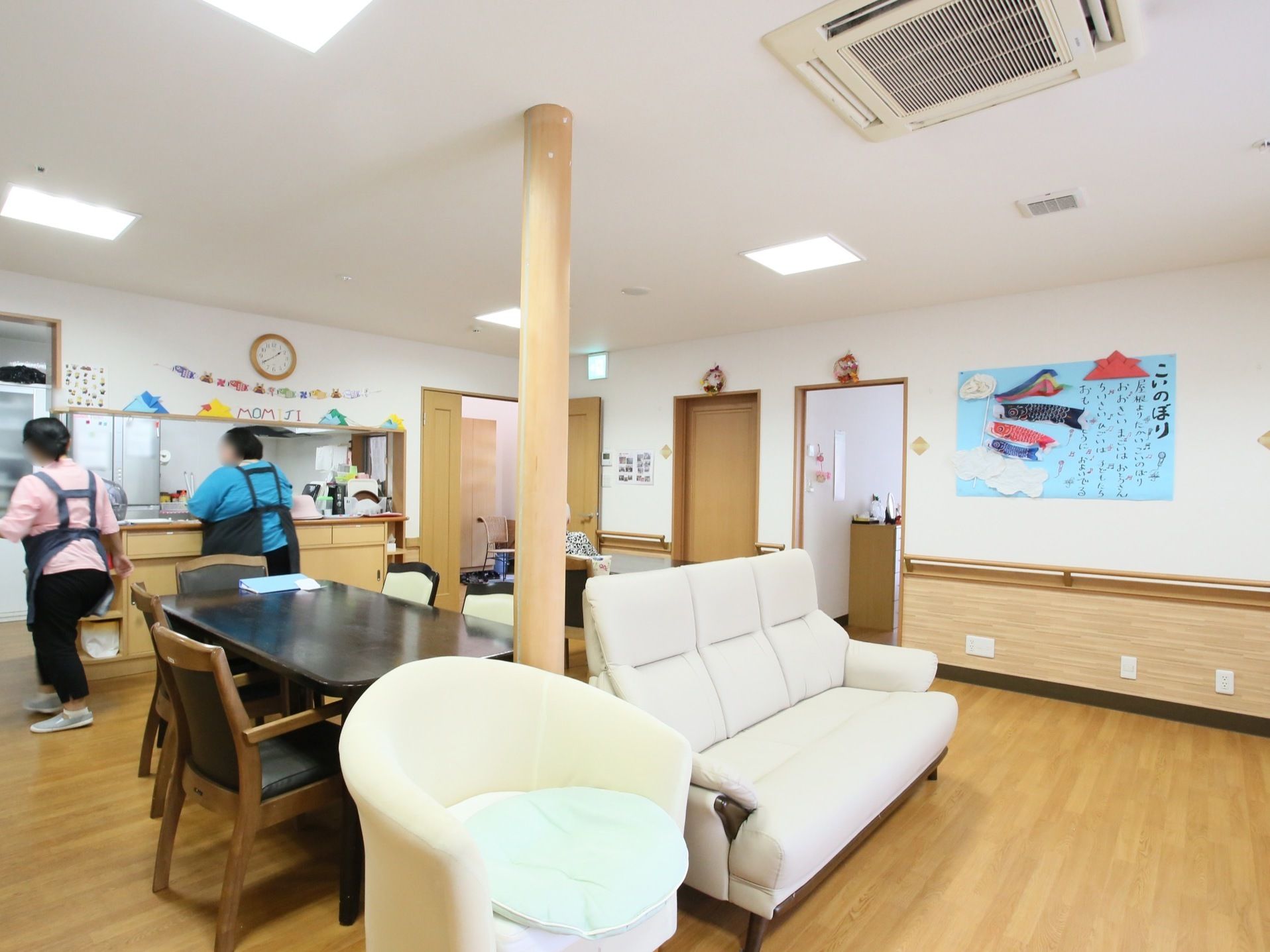 明るく広々とした共有スペースである。ゆったりとした広さで、壁には手作りの飾りもあり、あたたかい感じである。
