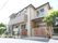 施設は2階建てで、玄関とは別に、門にも鍵がかけられるようになっている。外から2階に登れる階段も設置されている。