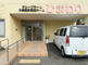 明るい外観の施設入口