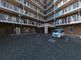 広々とした駐車場のある建物外観