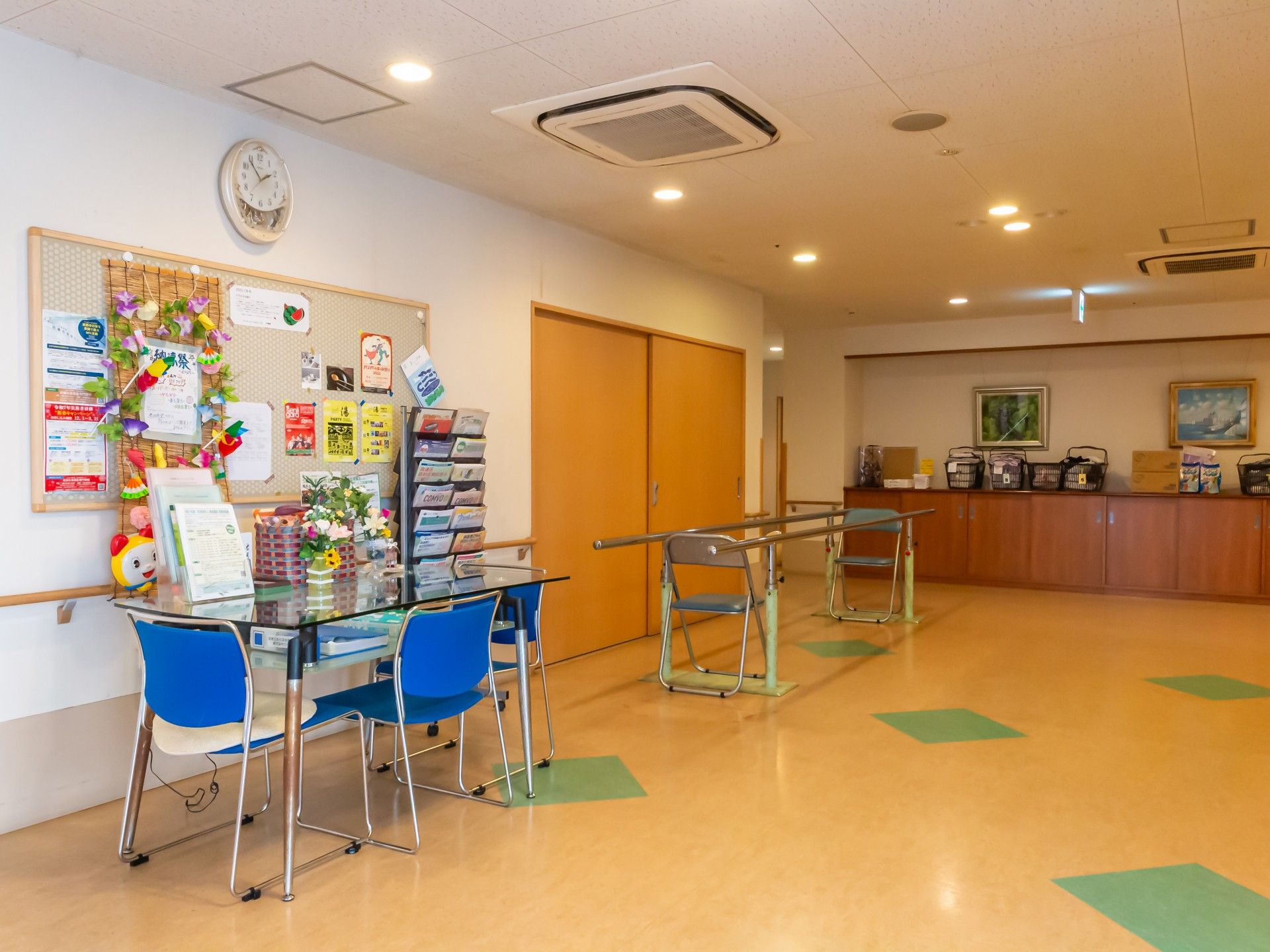 掲示板とテーブルのある廊下
