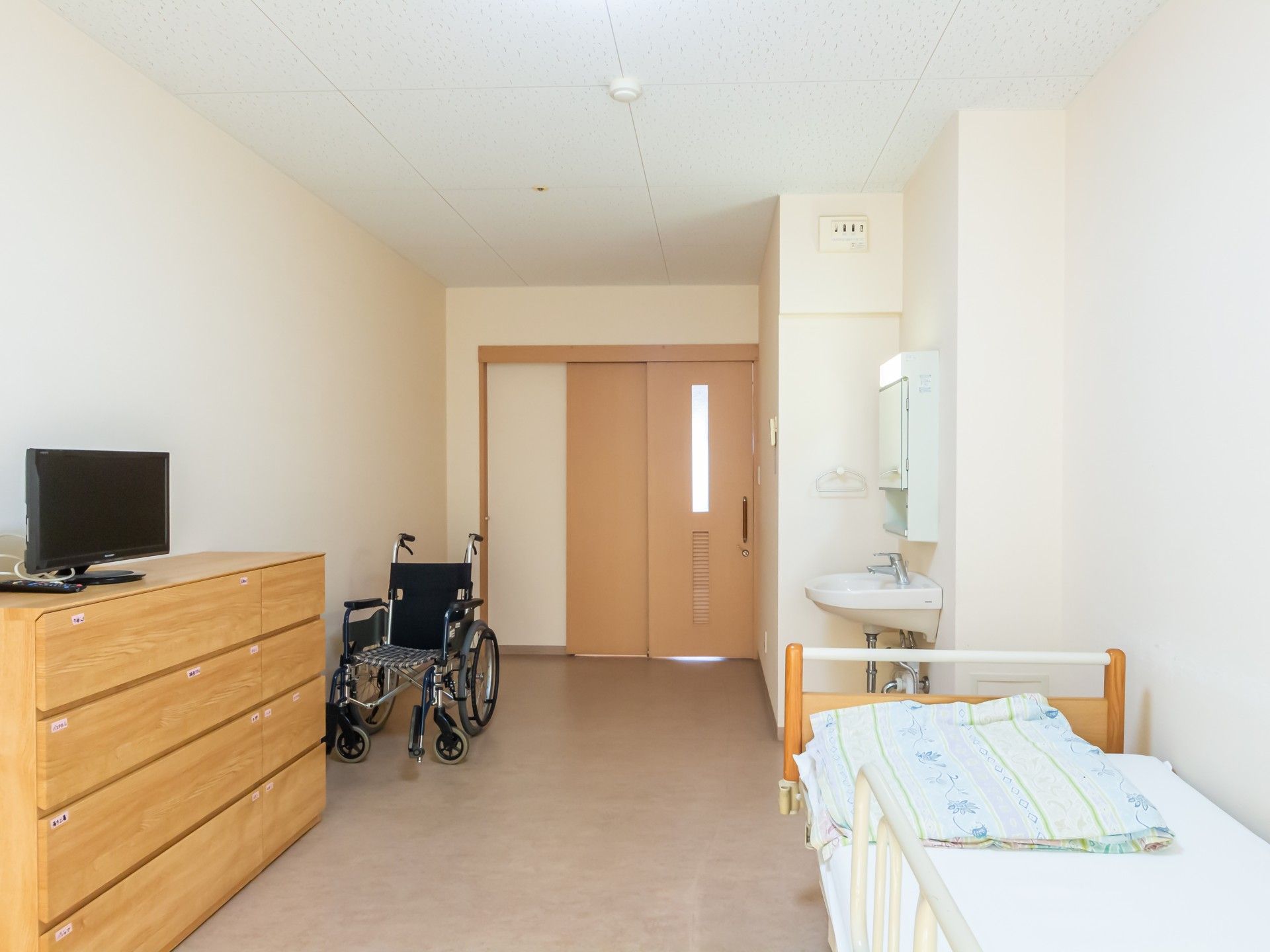 車椅子とベッドのある部屋