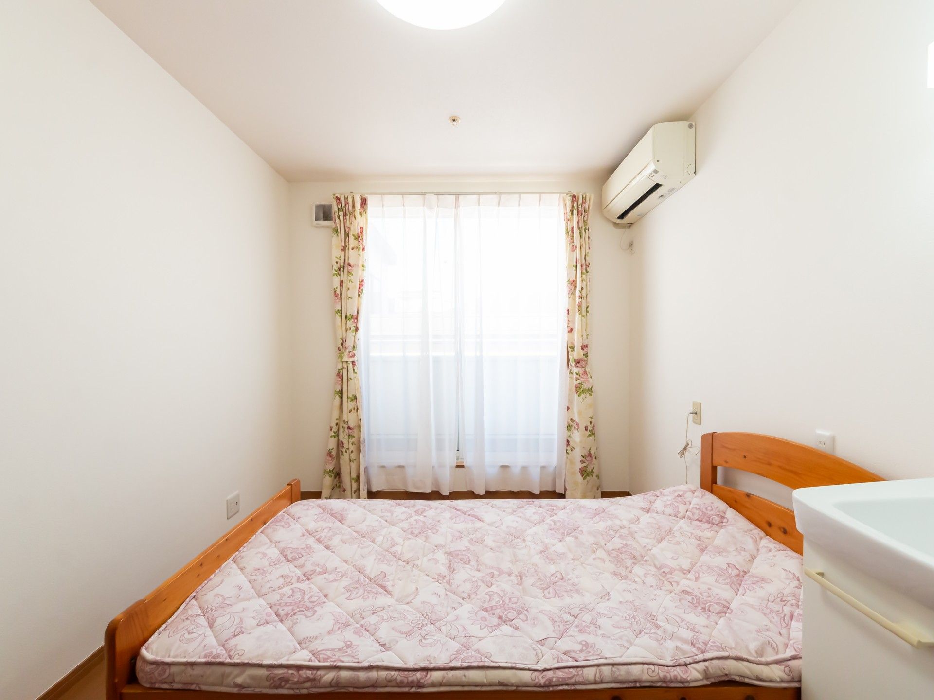 明るい個室のベッド