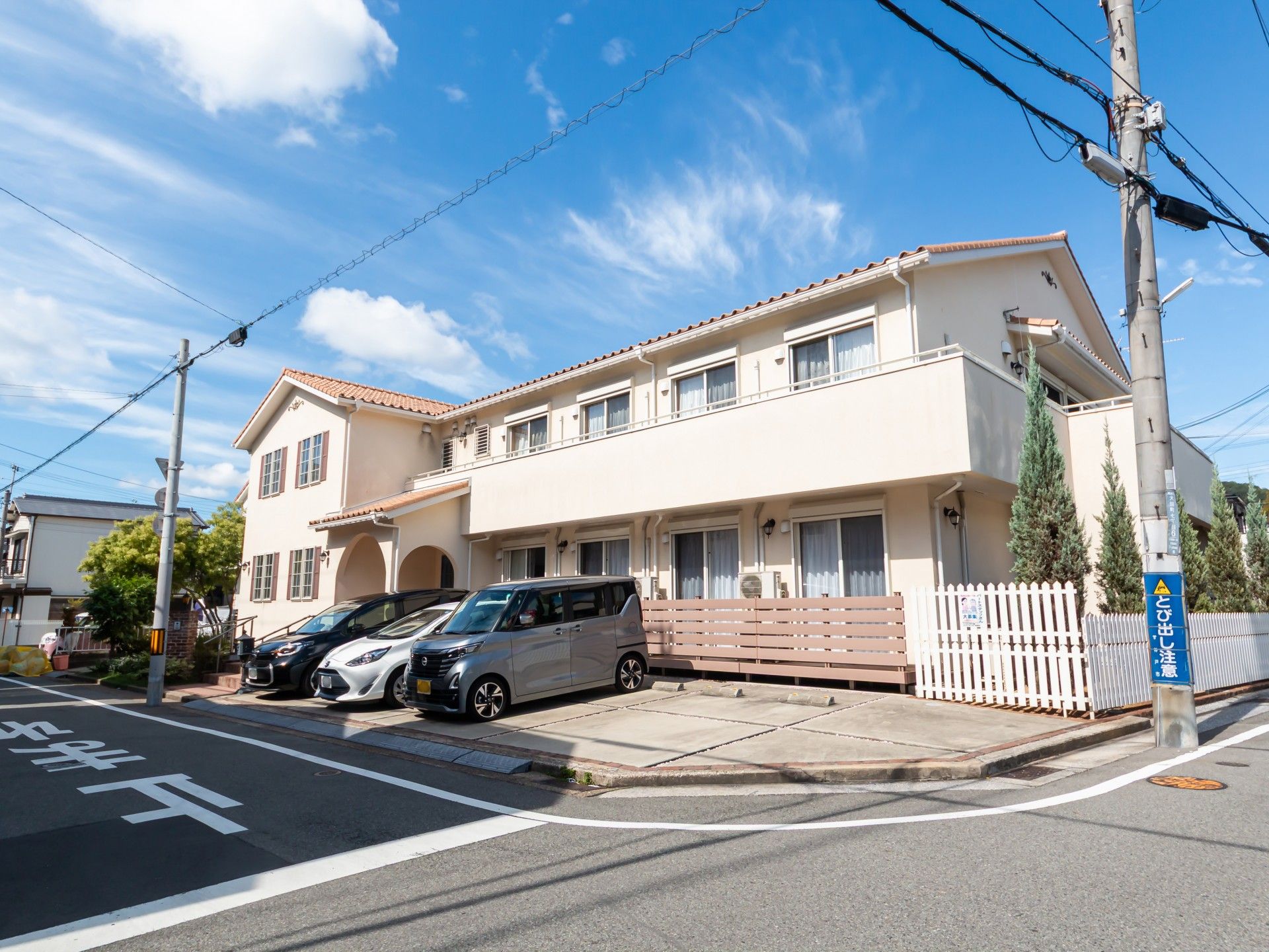 青空の下の建物外観