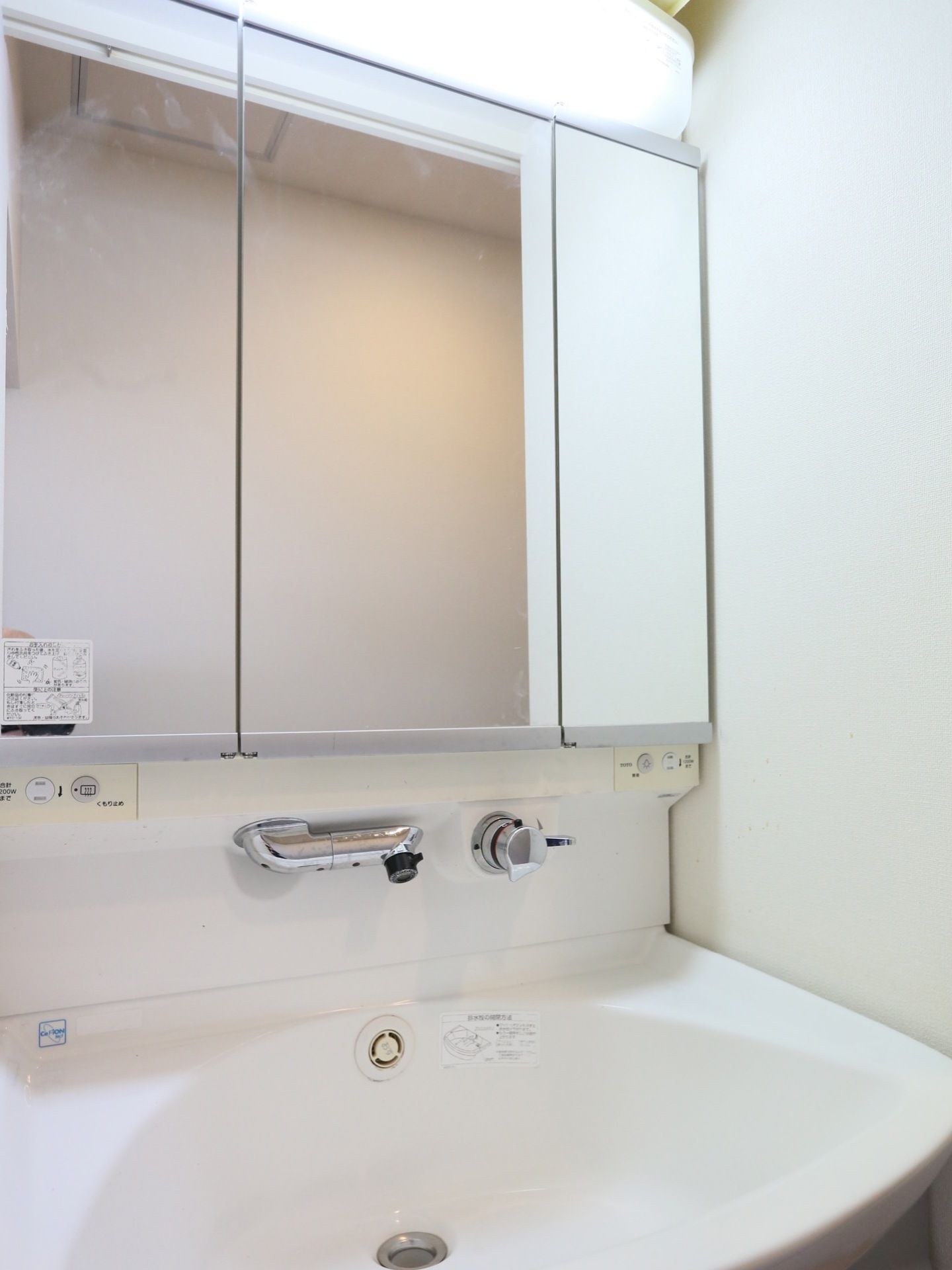 洗面台の間口は大きなタイプを採用している。入居者様は手を洗う際には飛び散りが少なく快適に使用することができる。