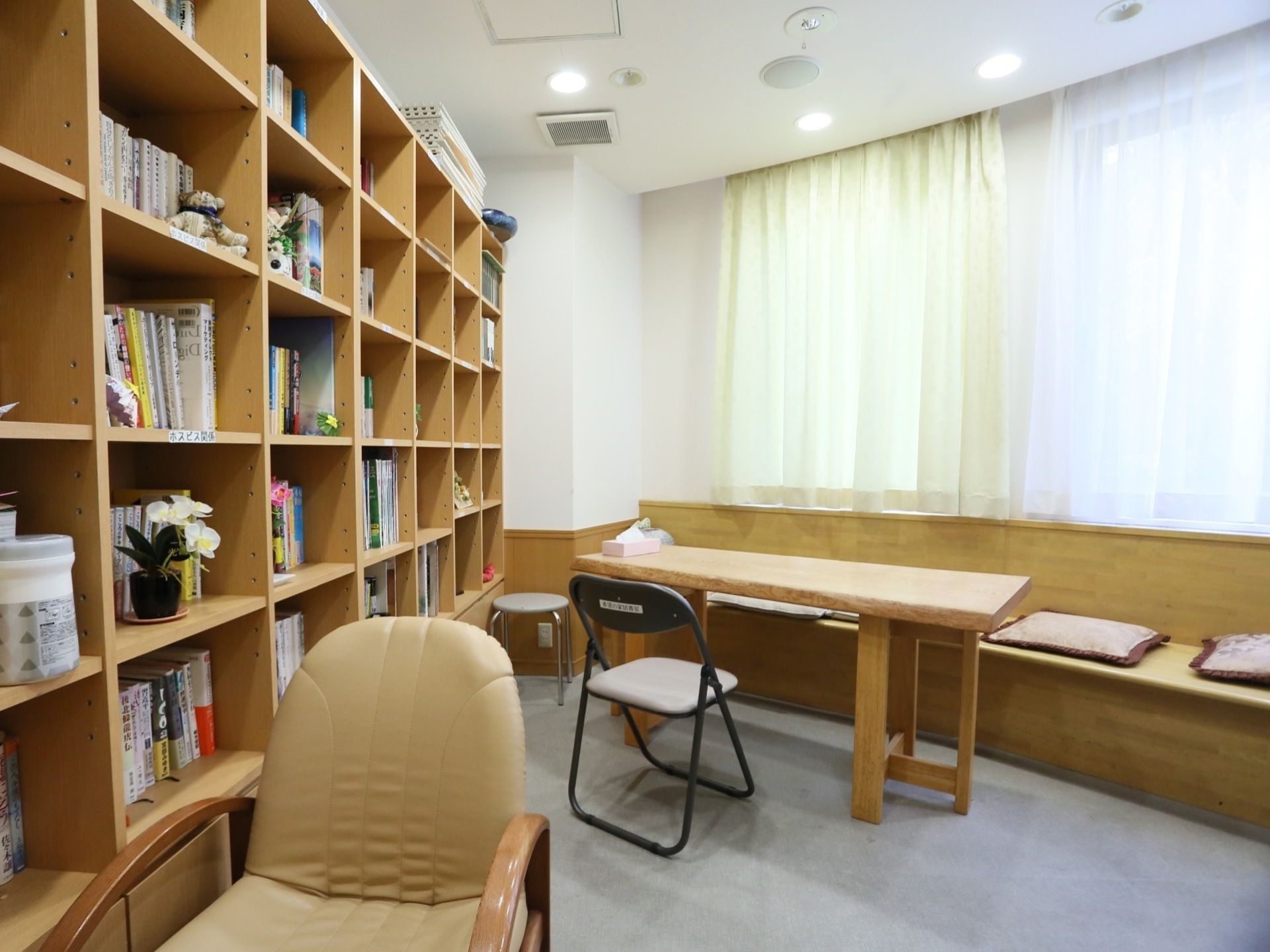 施設には読書スペースがある。多岐にわたる書籍類を所蔵しており、入居者様はいつでも閲覧することが可能である。