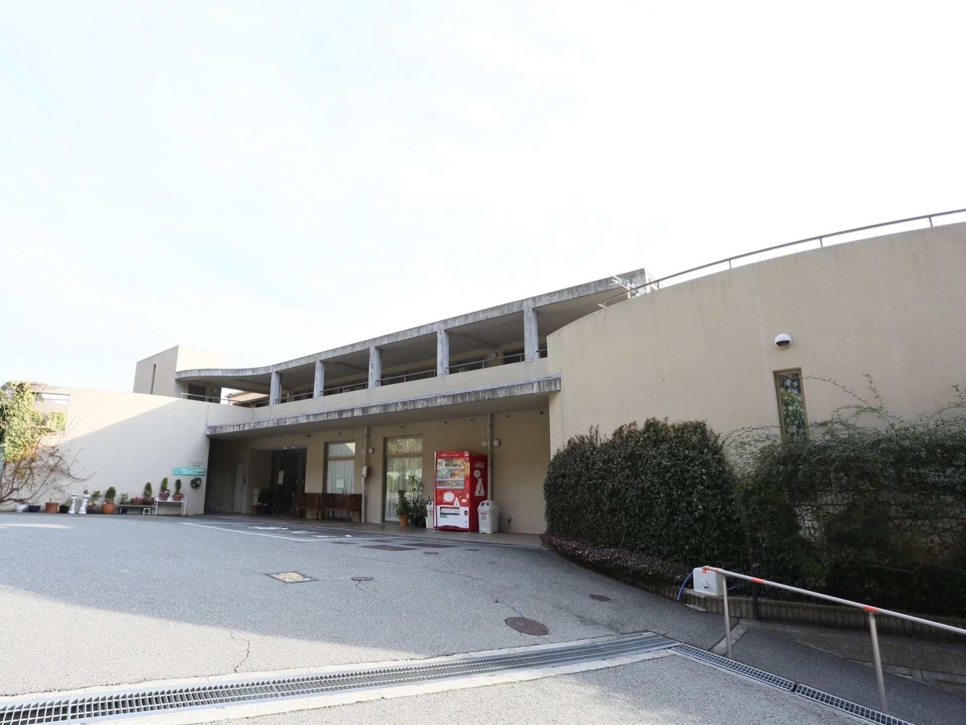 鉄筋コンクリート造の施設の建物である。外壁の色は淡いベージュ色で圧迫感のない明るい雰囲気となっている。