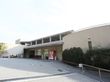 鉄筋コンクリート造の施設の建物である。外壁の色は淡いベージュ色で圧迫感のない明るい雰囲気となっている。