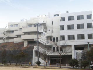白い建物の外観