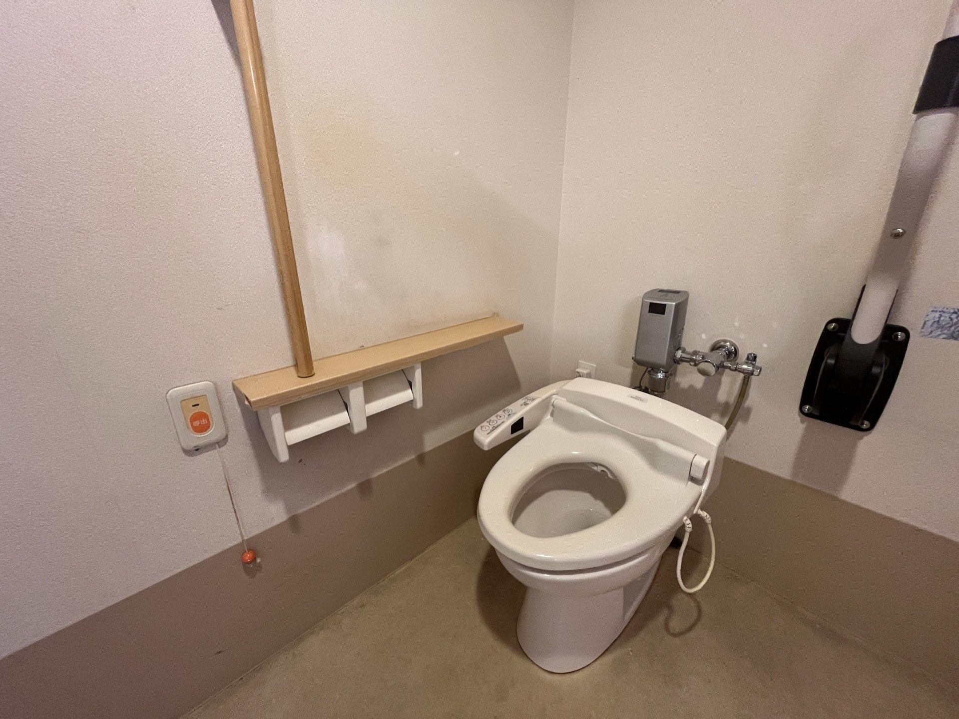 手すり付きのトイレ