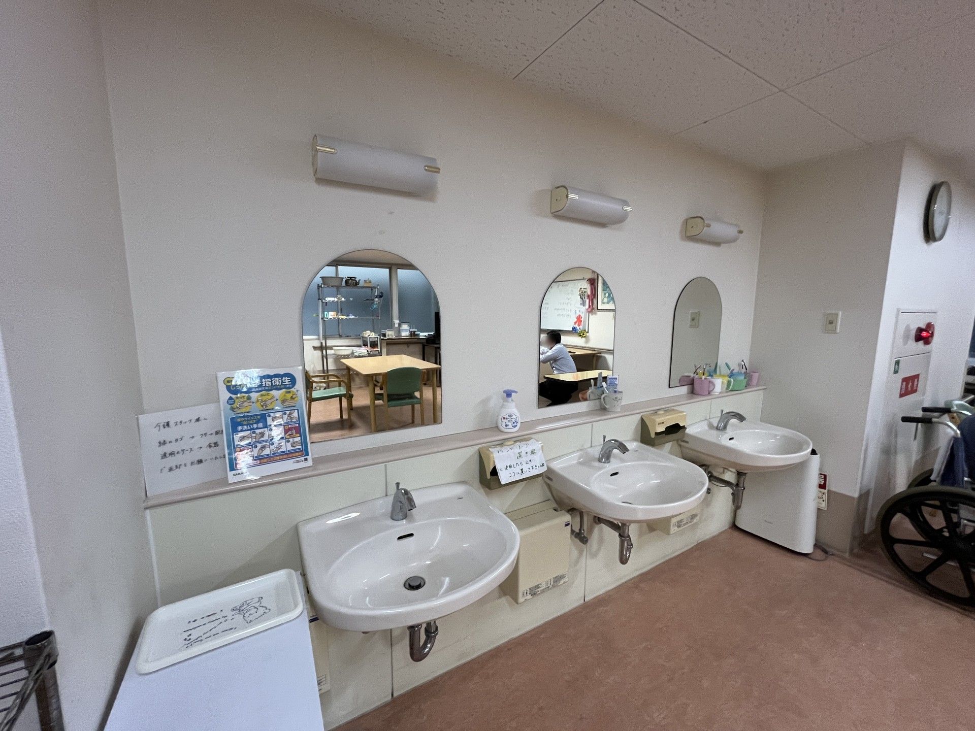 洗面台と鏡のある場所