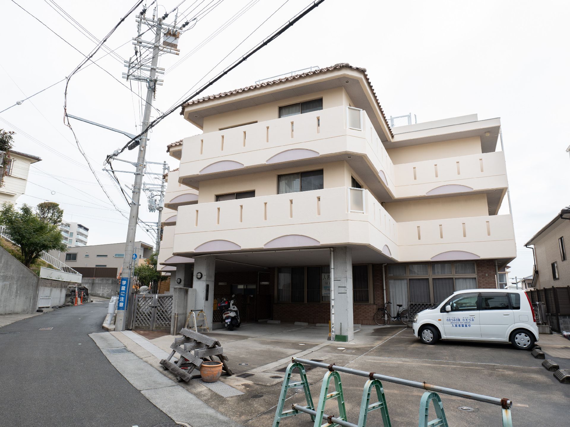 白を基調とした施設外観
