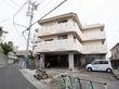 白を基調とした施設外観