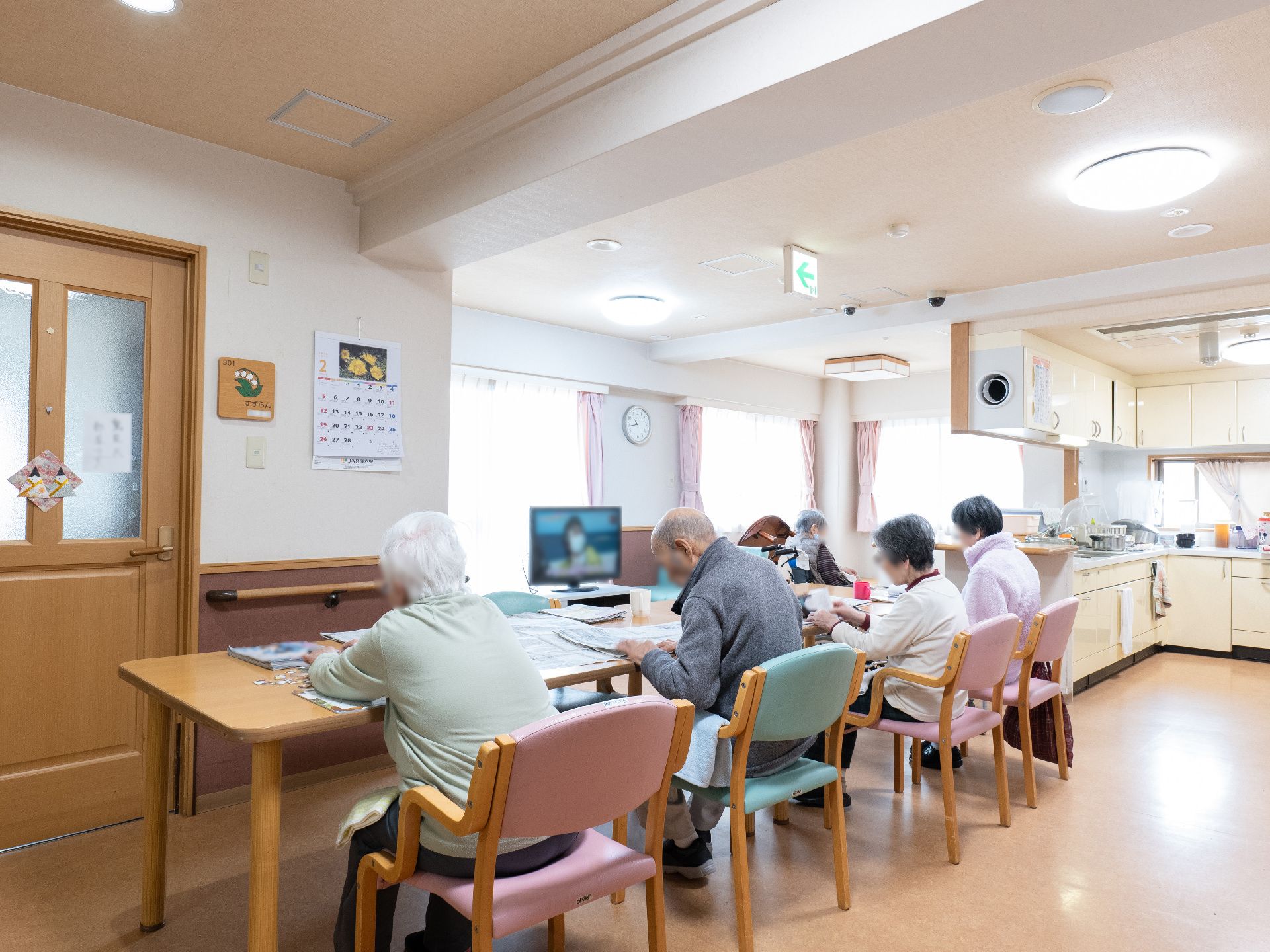 テレビが設置されたリビングダイニング