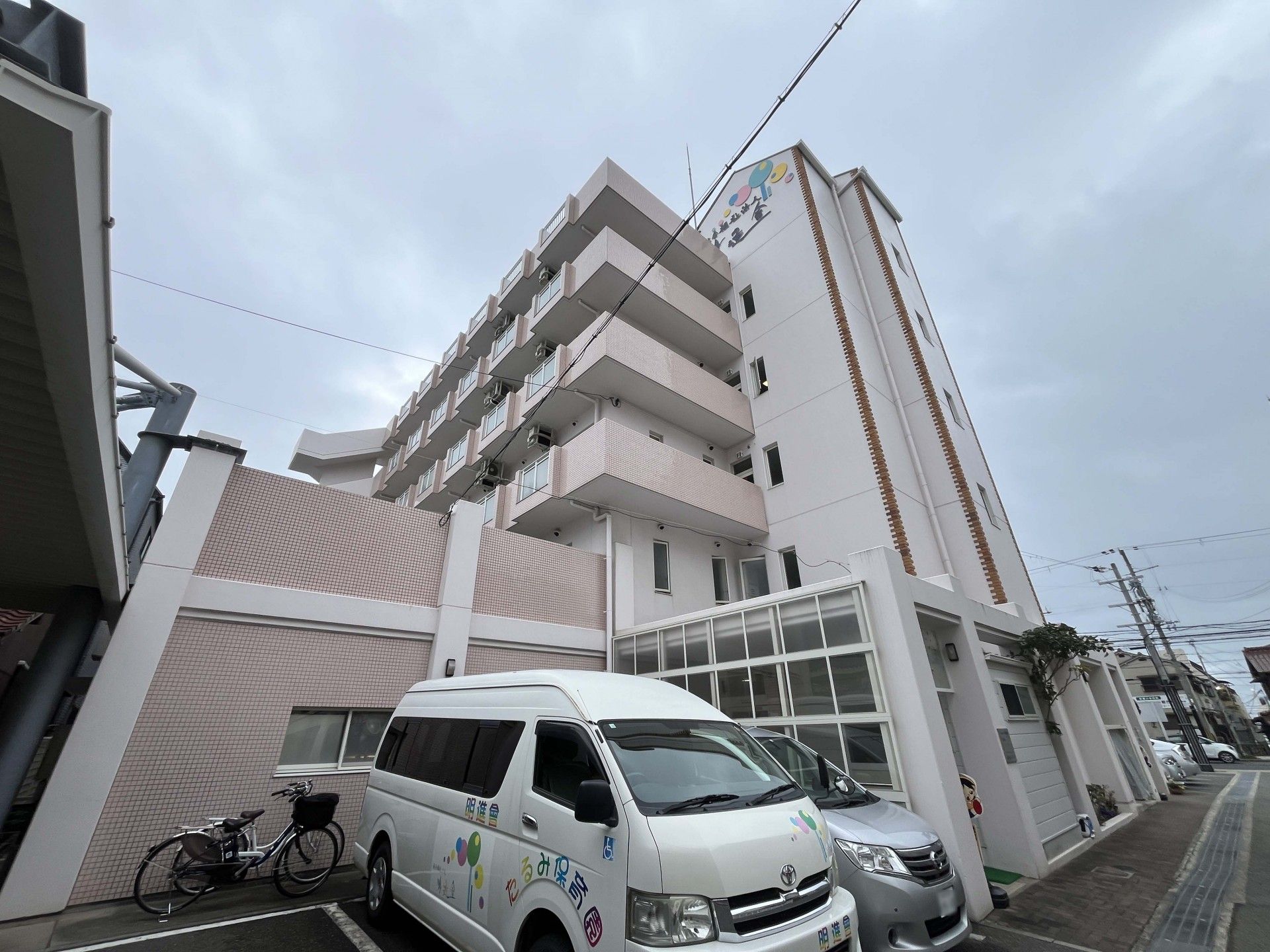 都会的な外観の建物