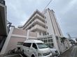 都会的な外観の建物