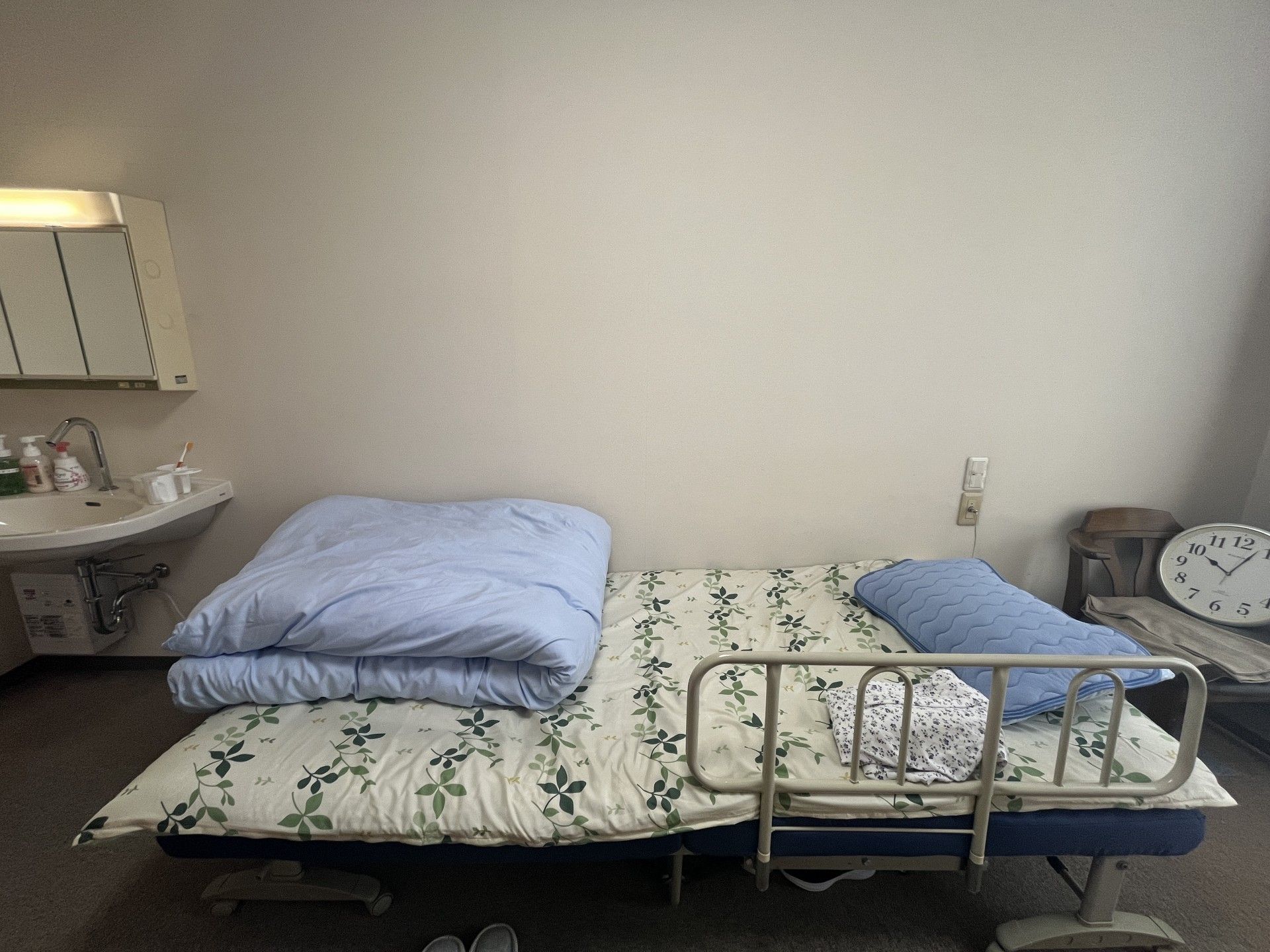 整った寝具のある部屋