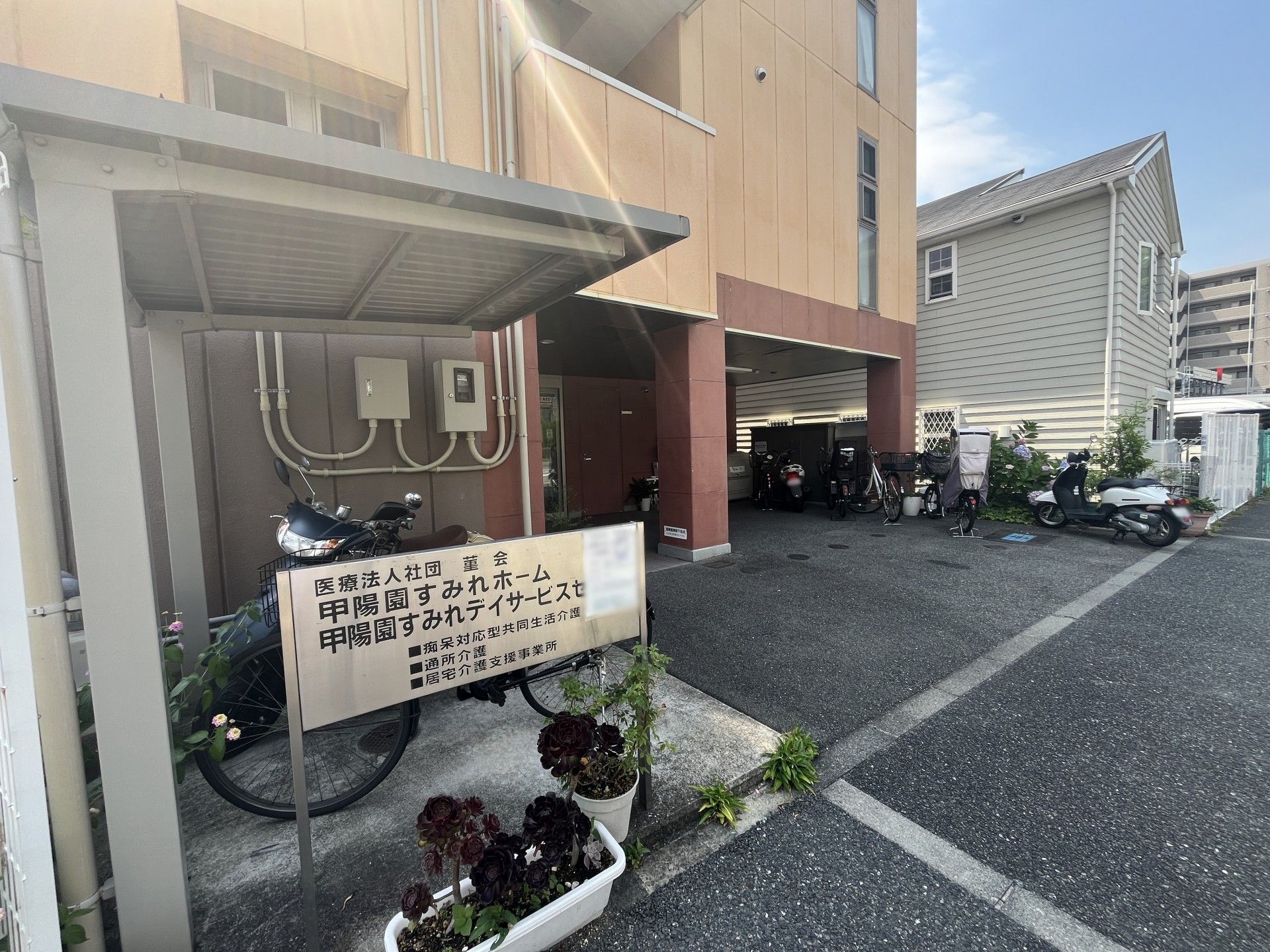 駐輪場のある建物外観