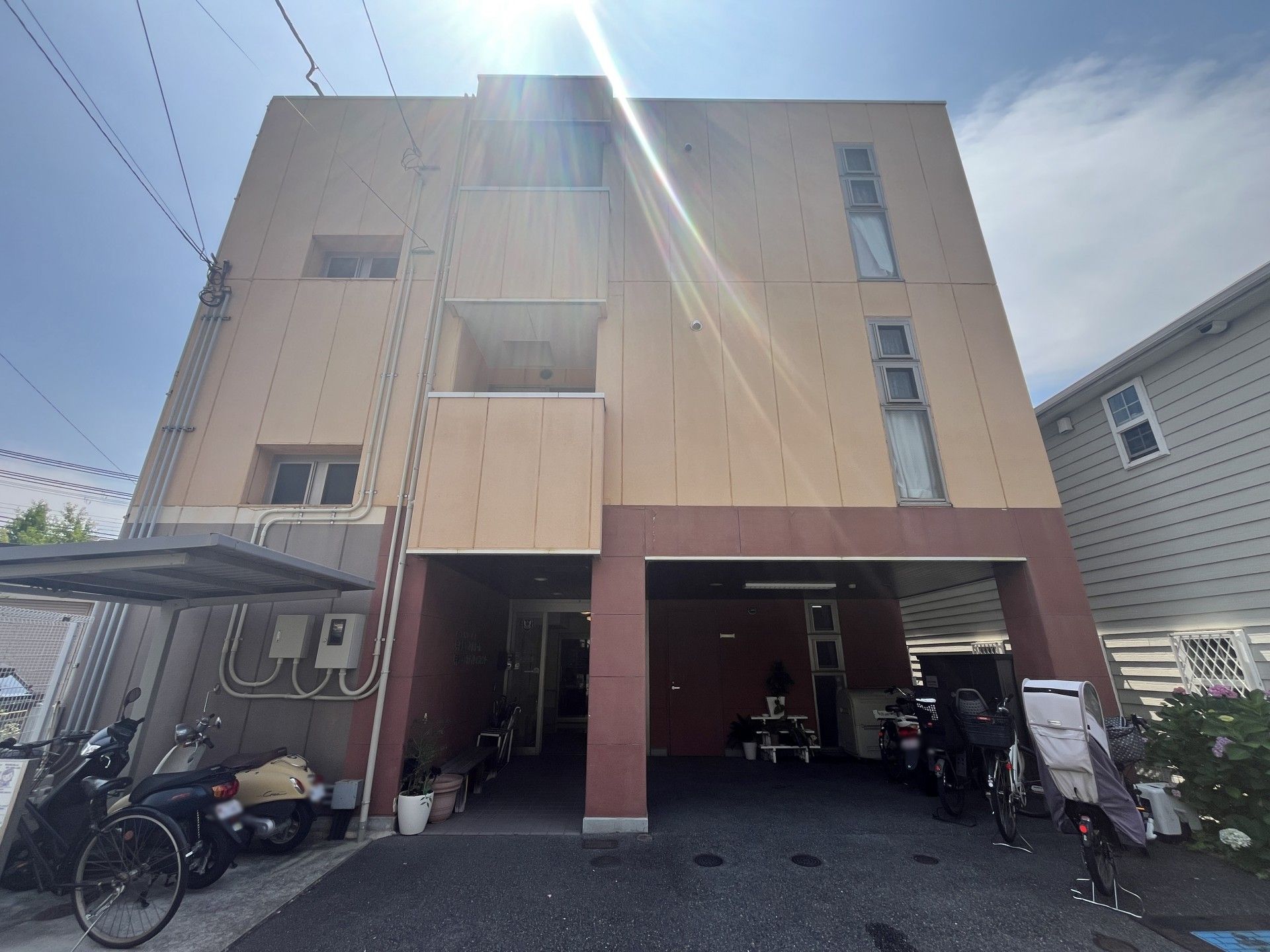 日差しが差し込む建物の外観