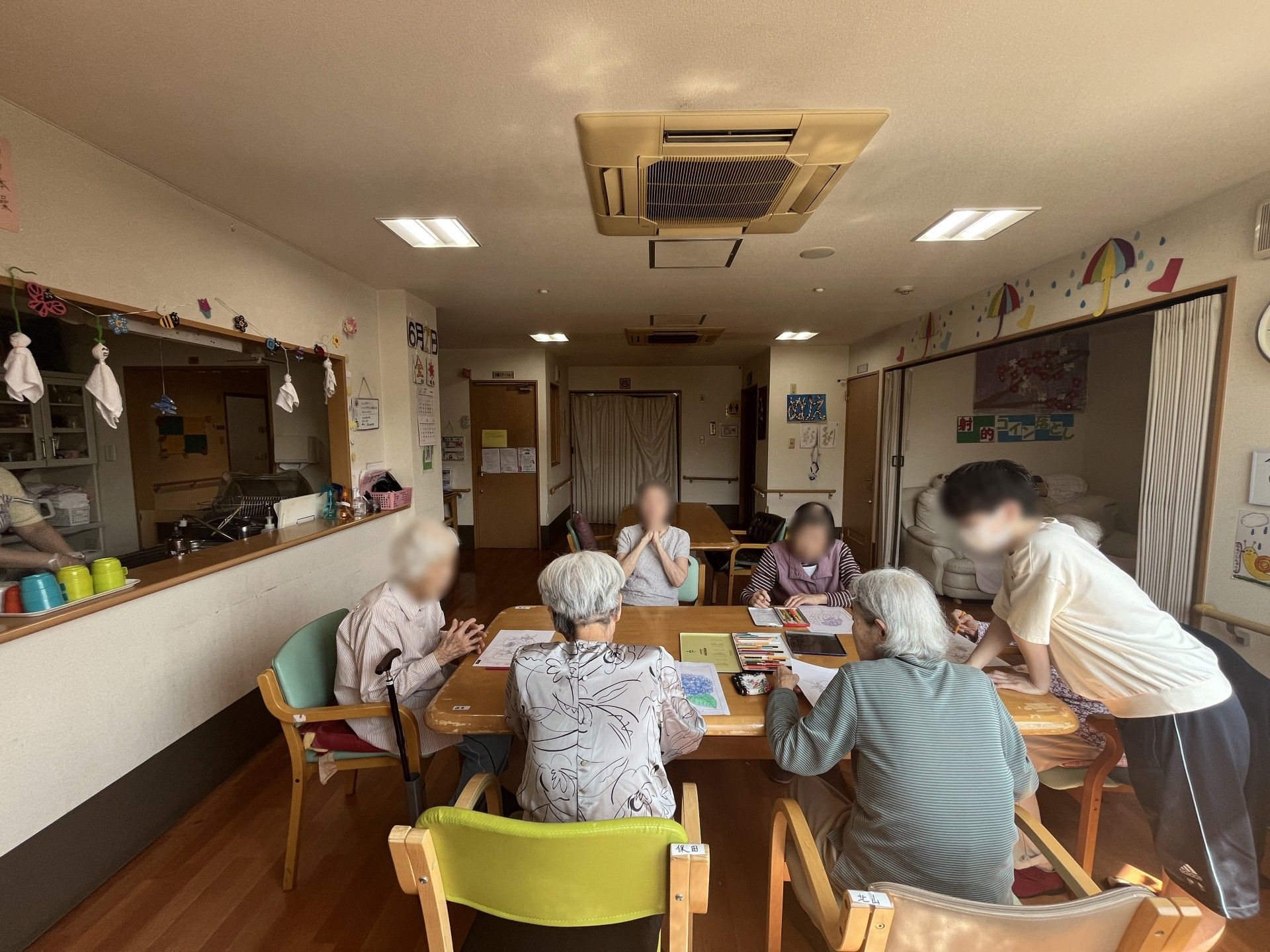 談笑する人々の集い