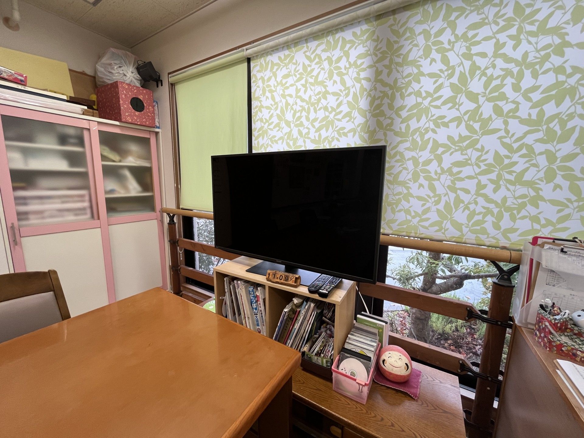 テレビと棚のある部屋