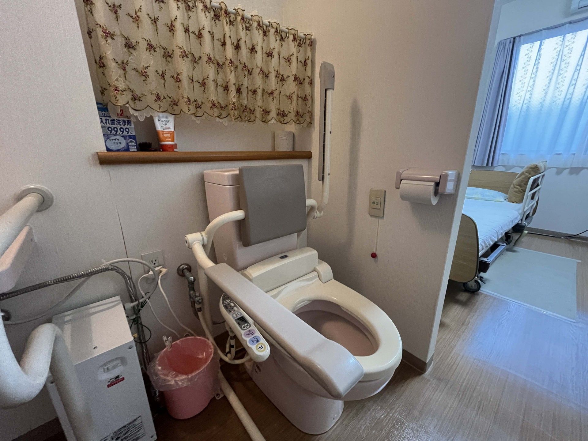 手すり付きのトイレ