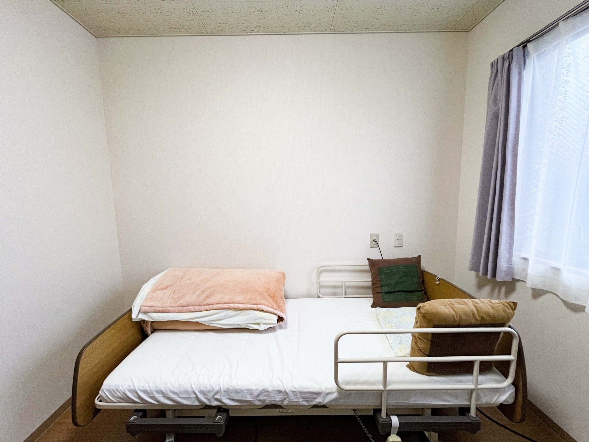 シンプルなベッドルーム