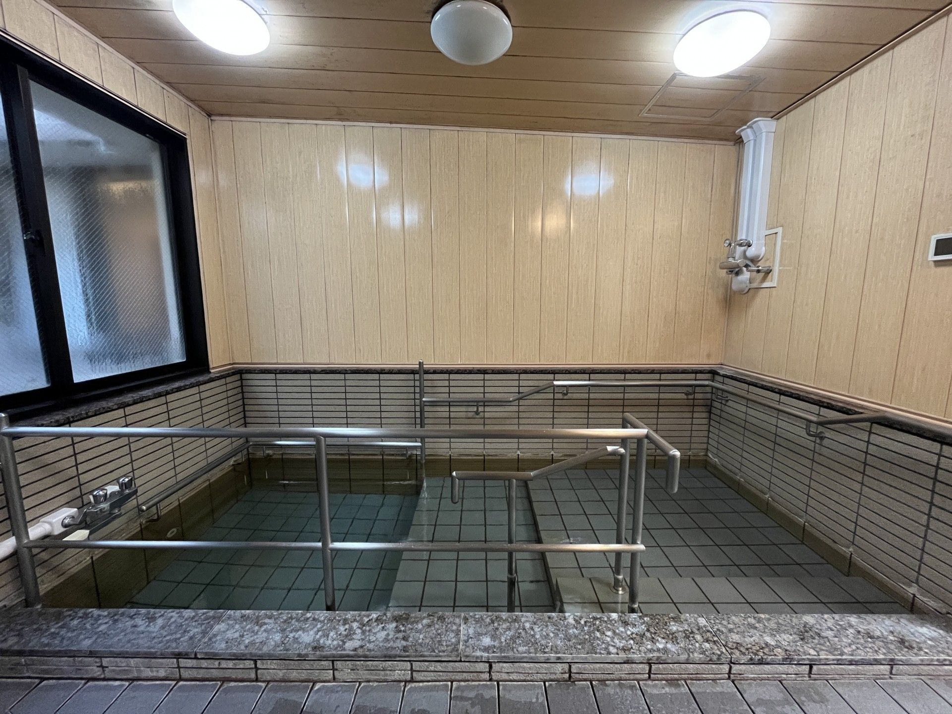 手すり付きの浴槽