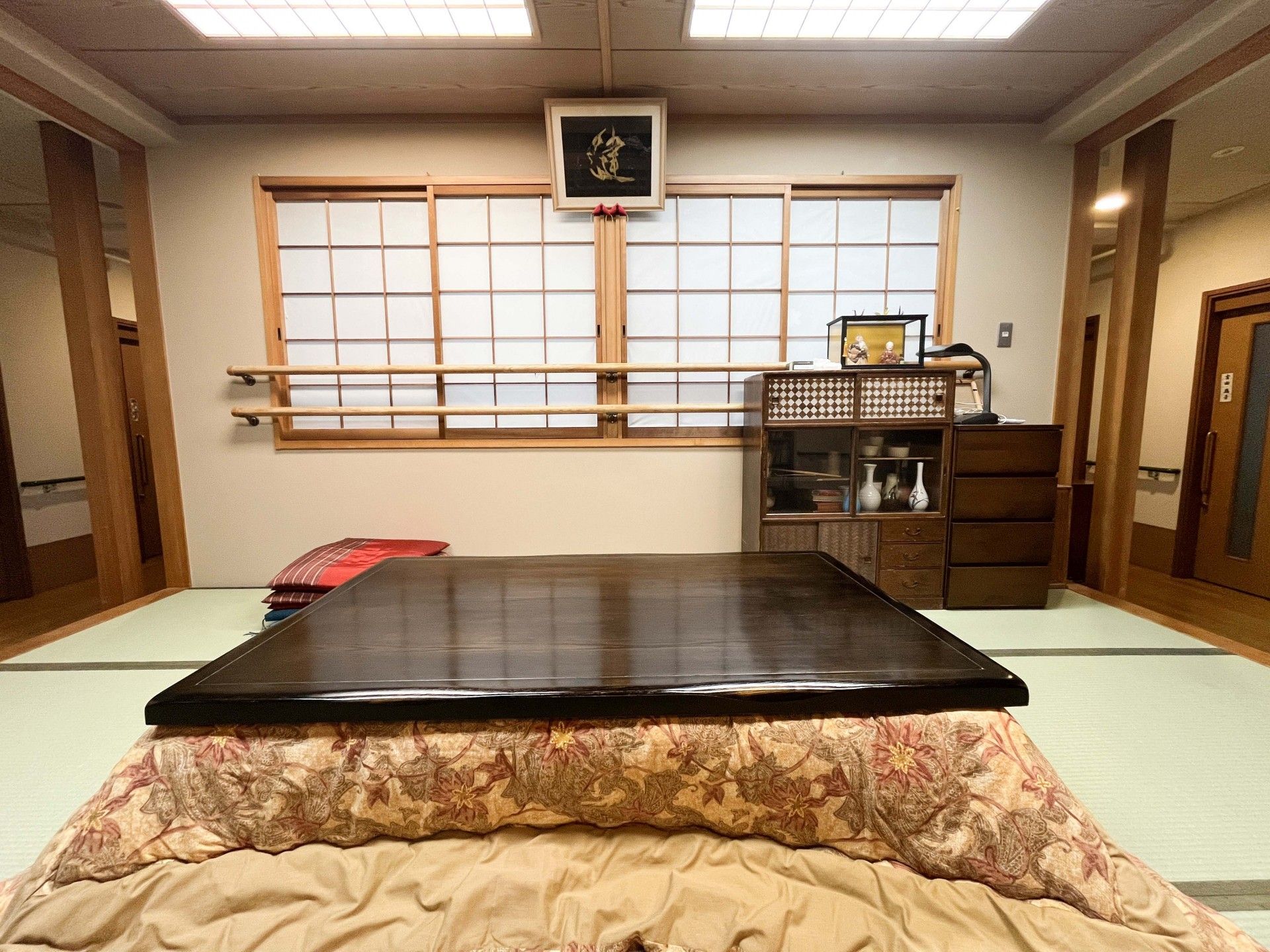 和室のこたつと棚