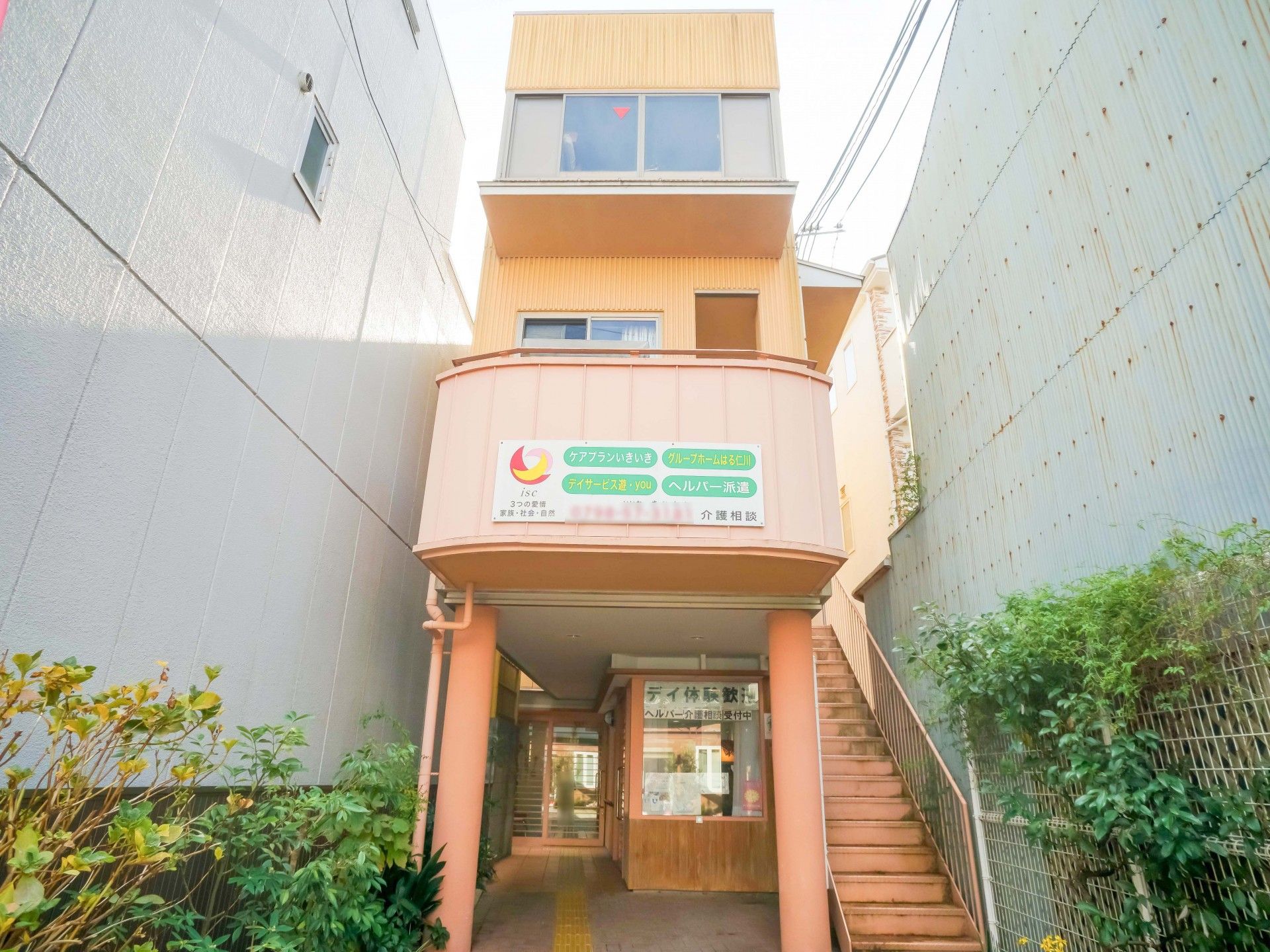 入居者向けの明るいエントランス