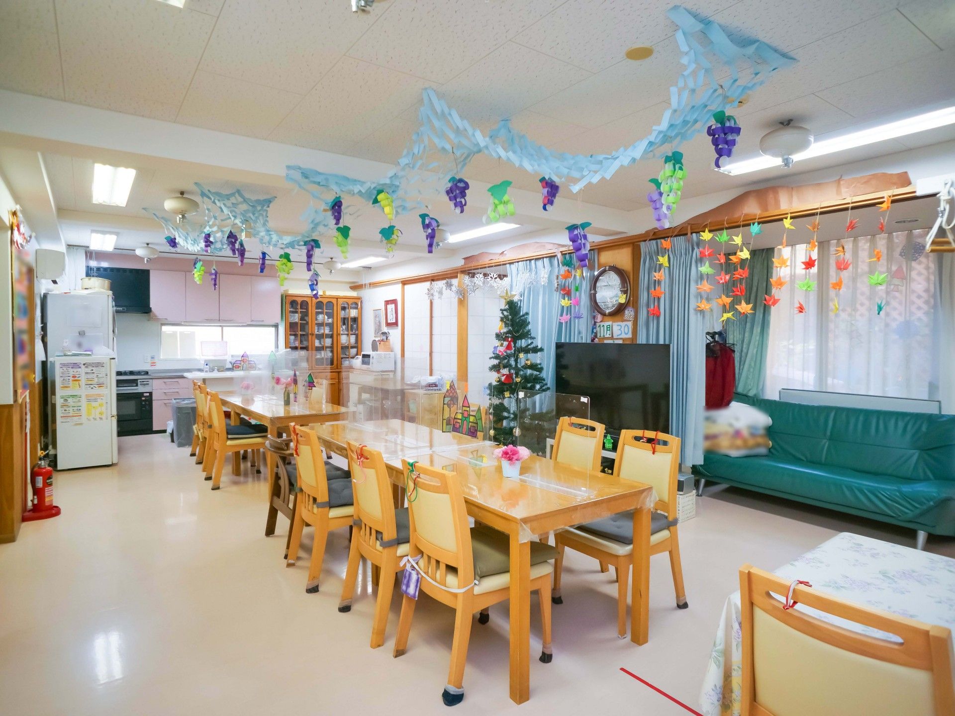 装飾が施された明るい共有リビング
