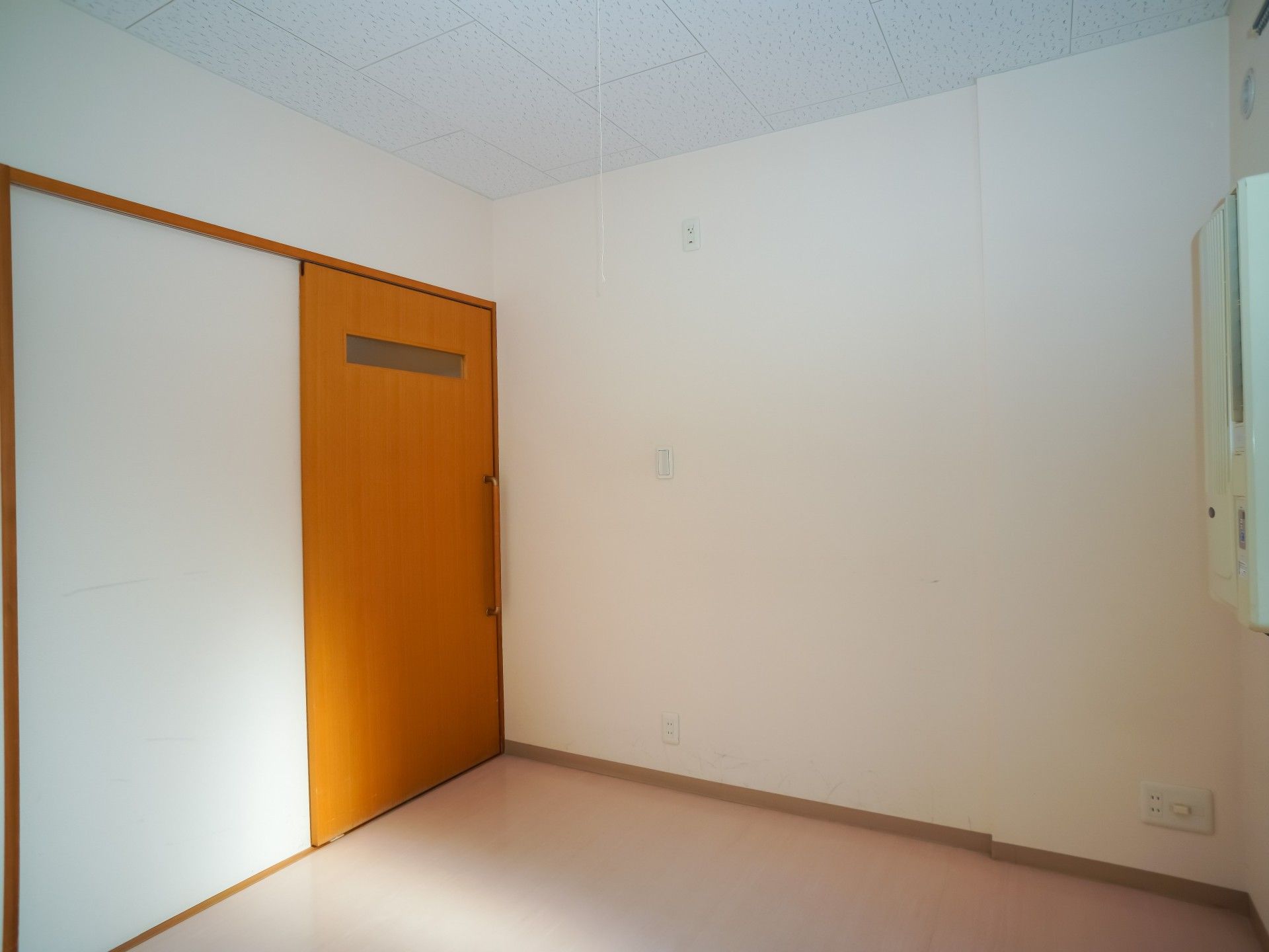 シンプルな居室の一角