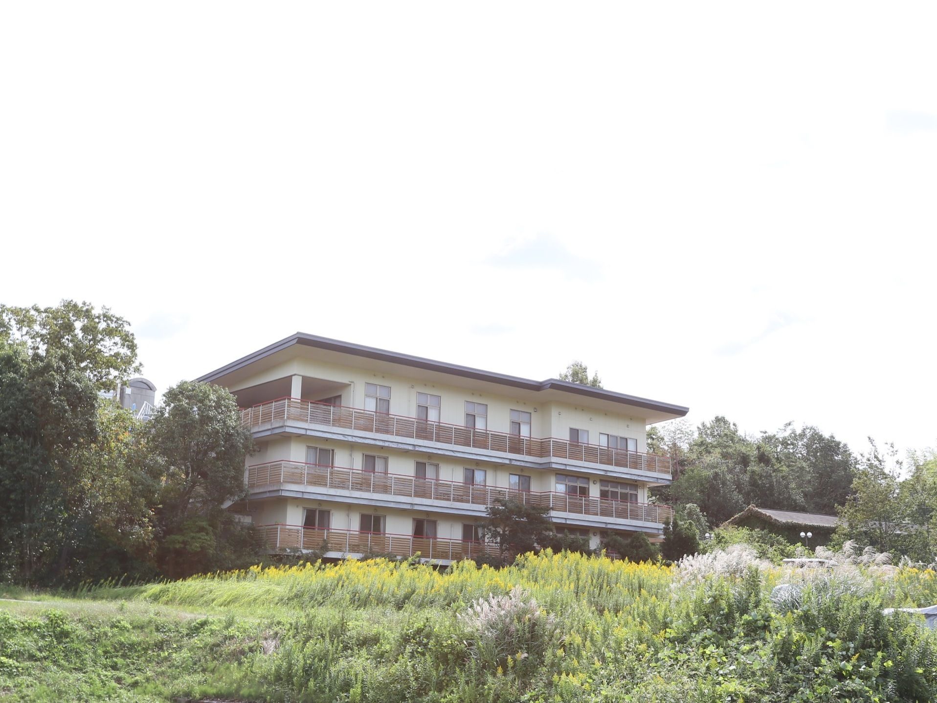 周辺を草木で囲まれた自然豊かな場所にある。３階建てで、全室にベランダがある。視界を遮る建物が全くない。