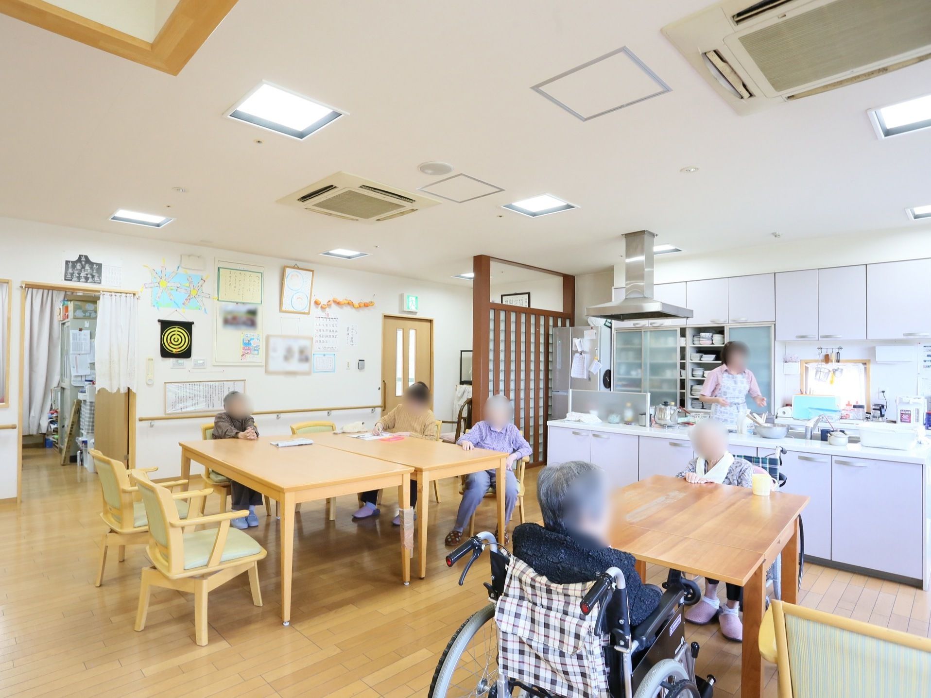 白を基調とした壁と天井で、フローリングの床の、明るく広々とした食堂である。テーブルの間隔も広く移動も簡単である。