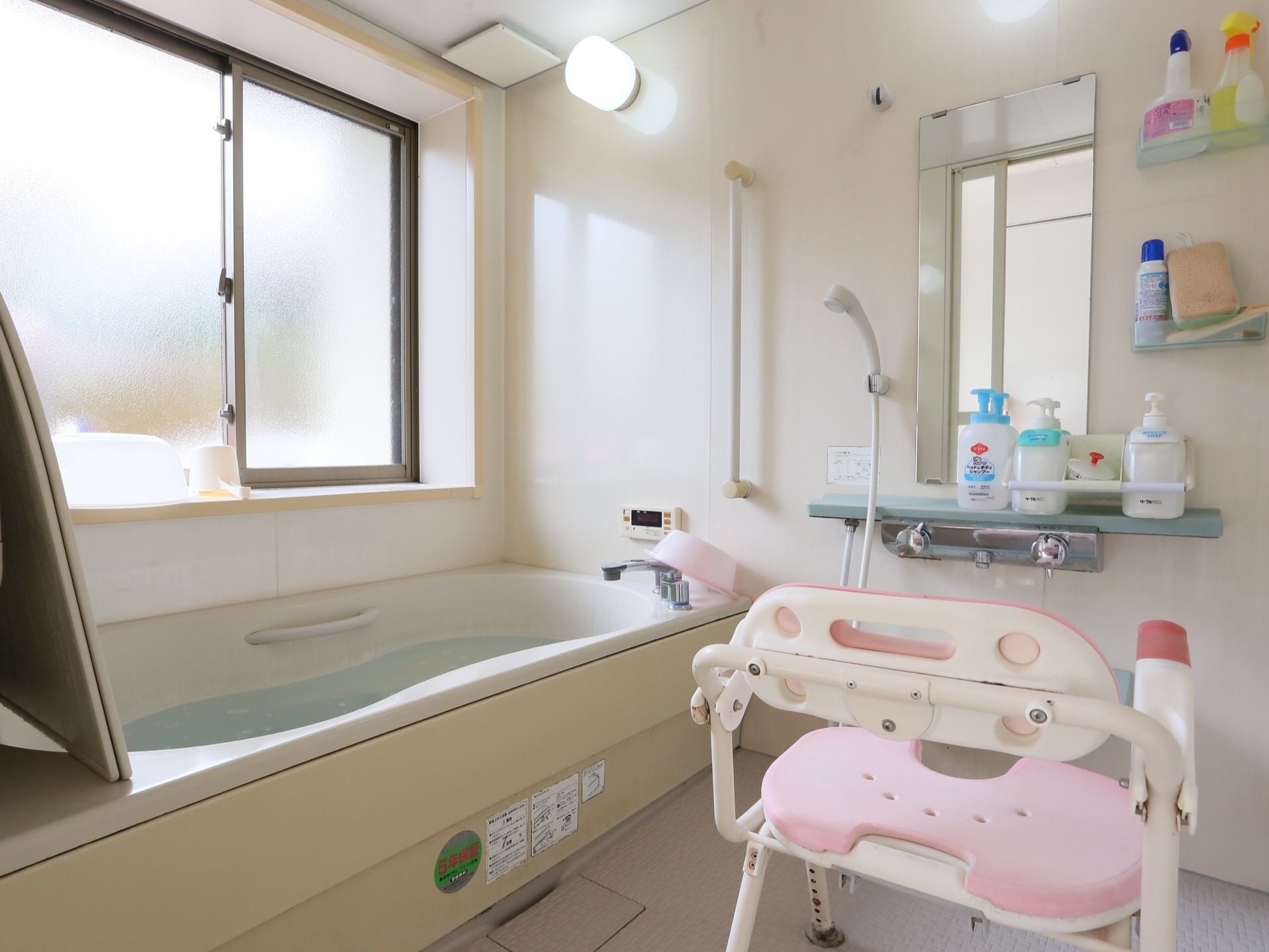 洗い場もユニットバスもとても広くなっている。用意されている椅子は少し高めで、シャワーやせっけんに手が届きやすい。