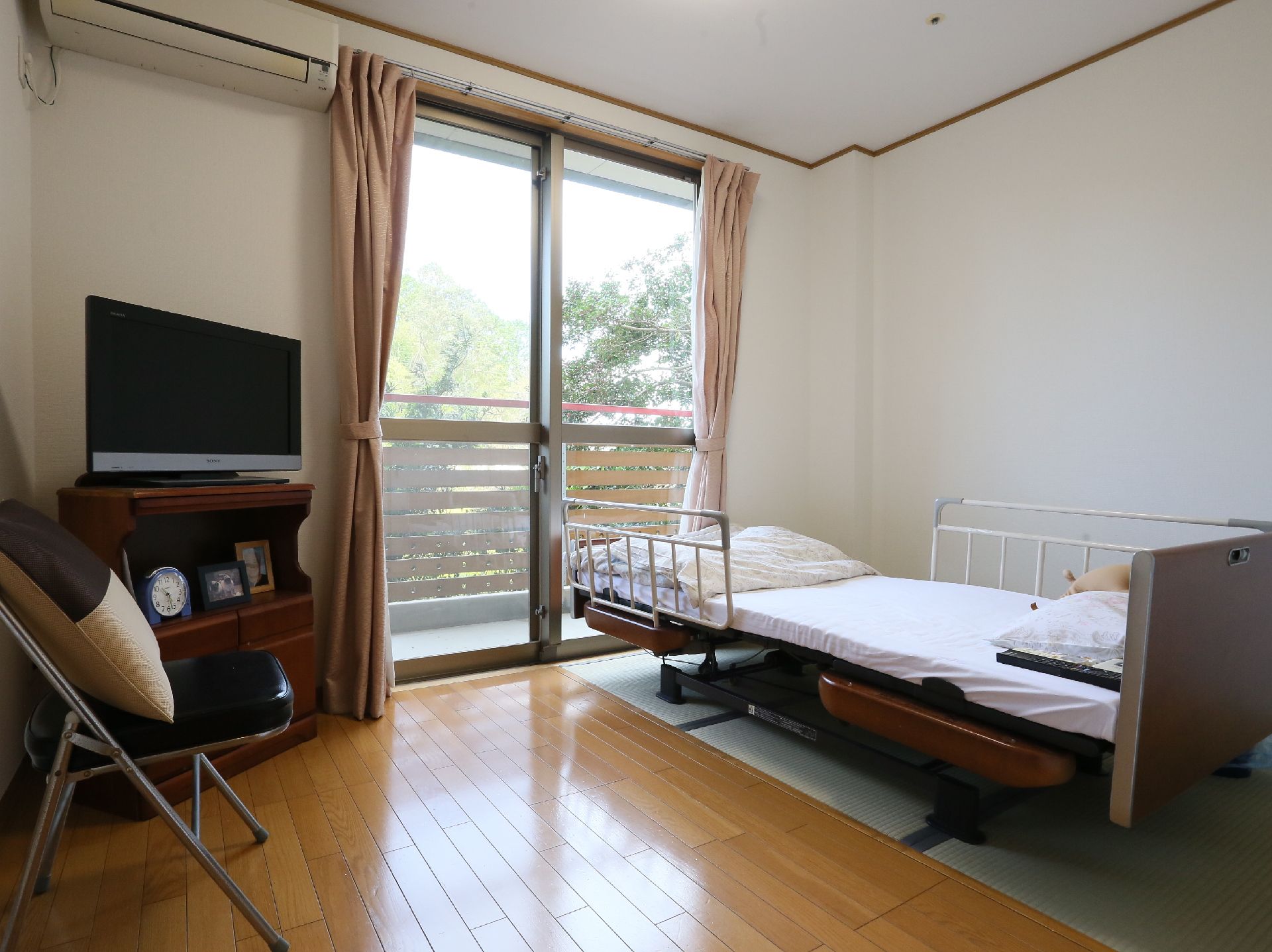 畳敷きの居室には大きな窓が付き、明るい雰囲気。
