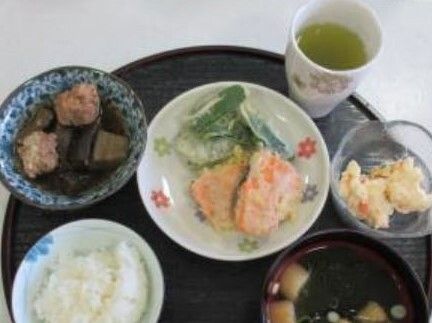 天ぷらと煮物、ご飯と味噌汁のセット