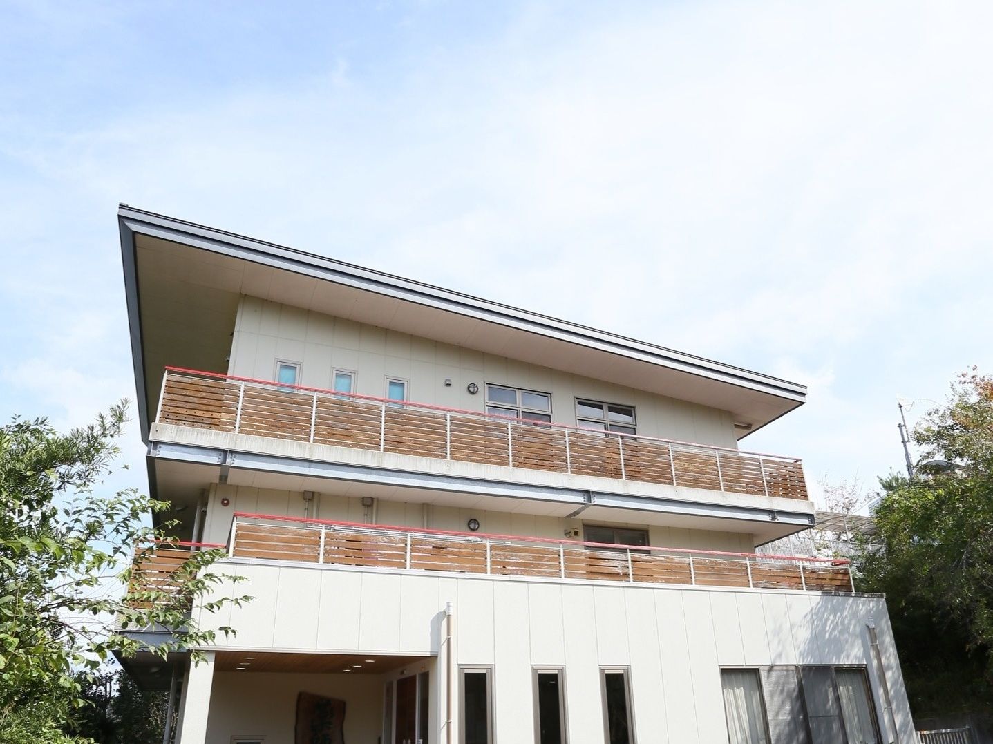 アイボリーの外壁で落ち着いた感じの、３階建ての建物である。ベランダにはしっかりとした柵があり安心である。