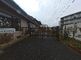 広々としたエントランスの外観
