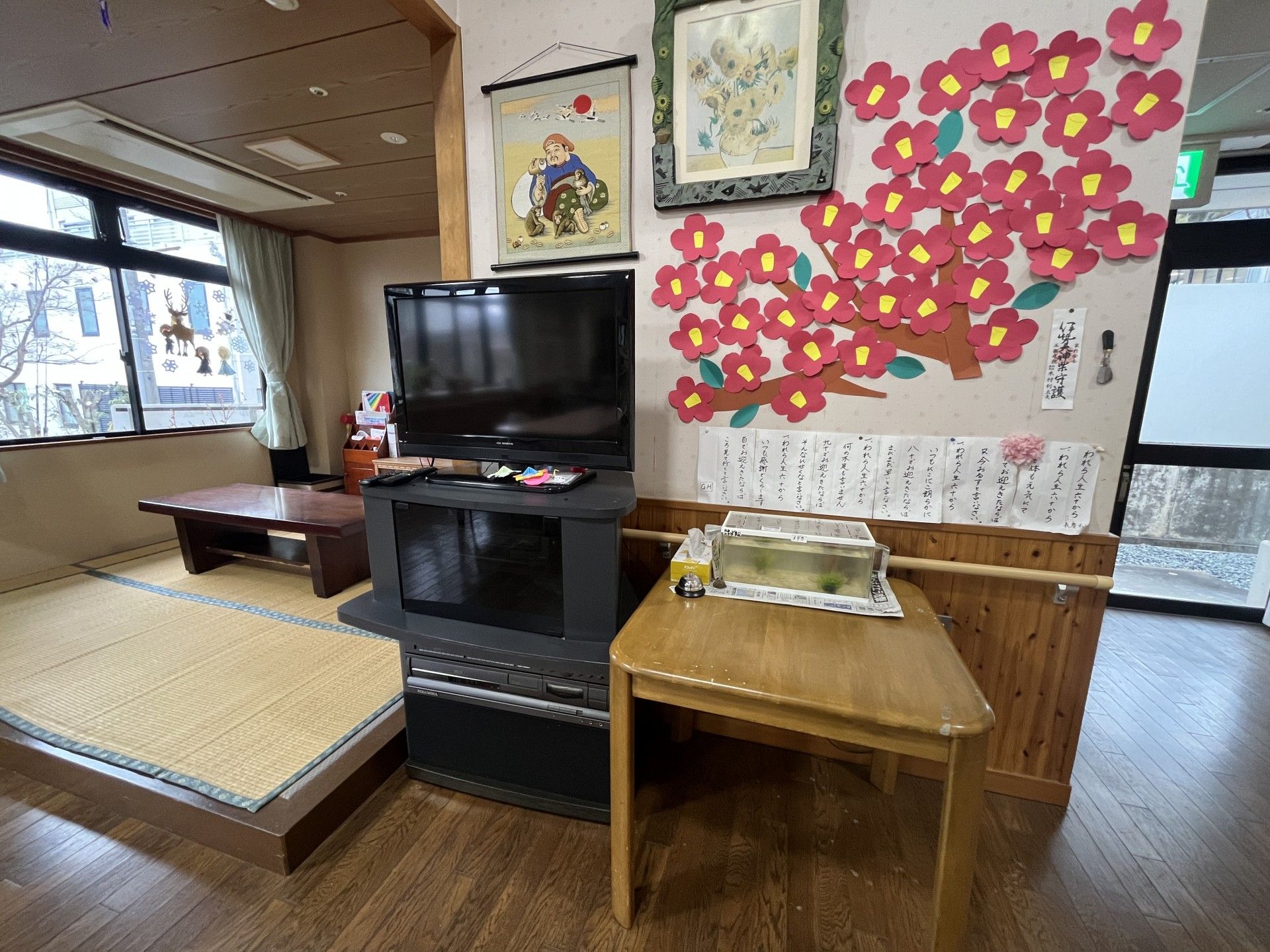 和室のテレビと飾り