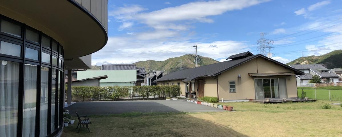 緑豊かな庭園の施設