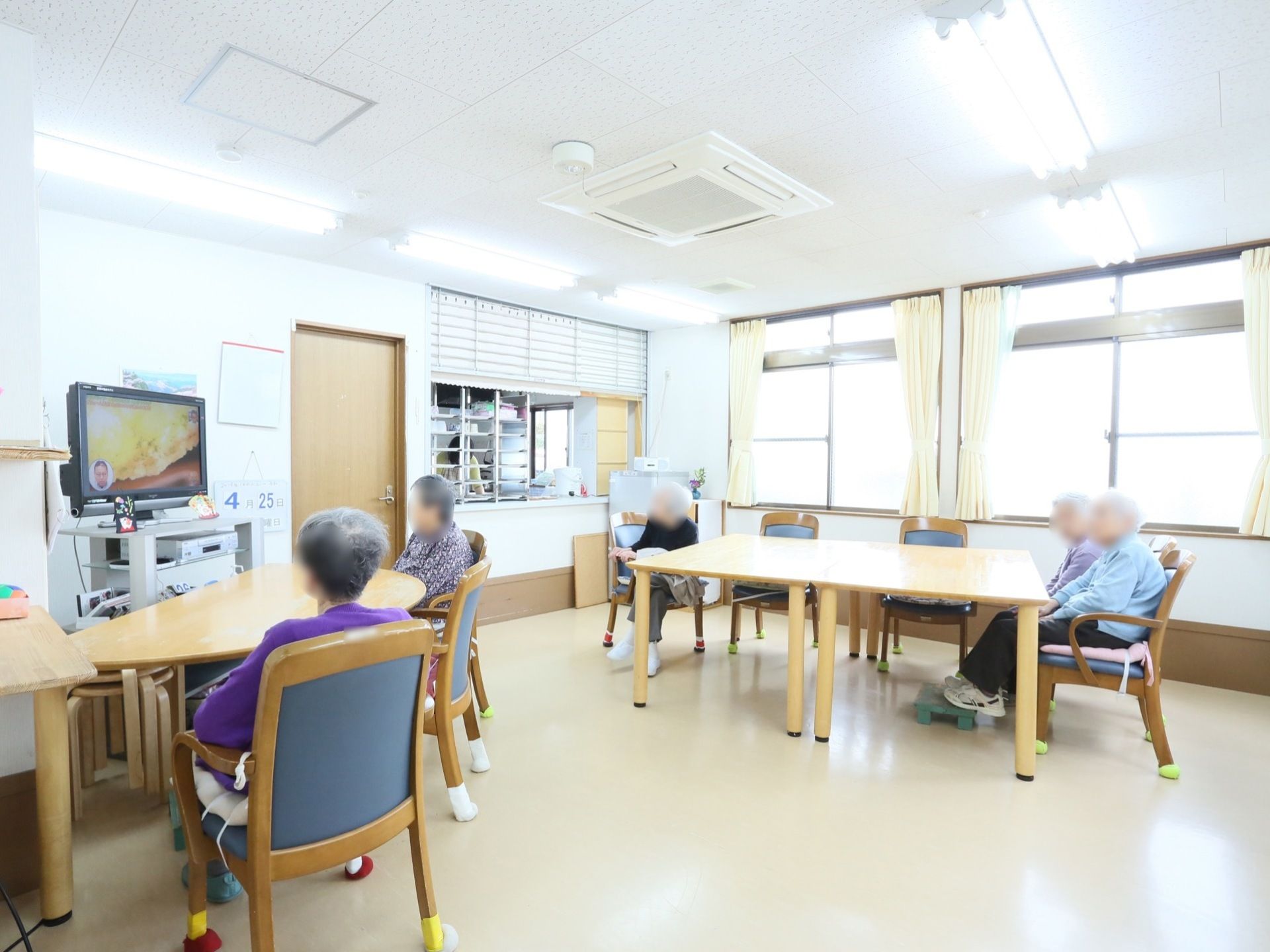 ダイニングは明るく広々として清潔感があり、落ち着いた空間になっている。厨房とはカウンターでつながっている。