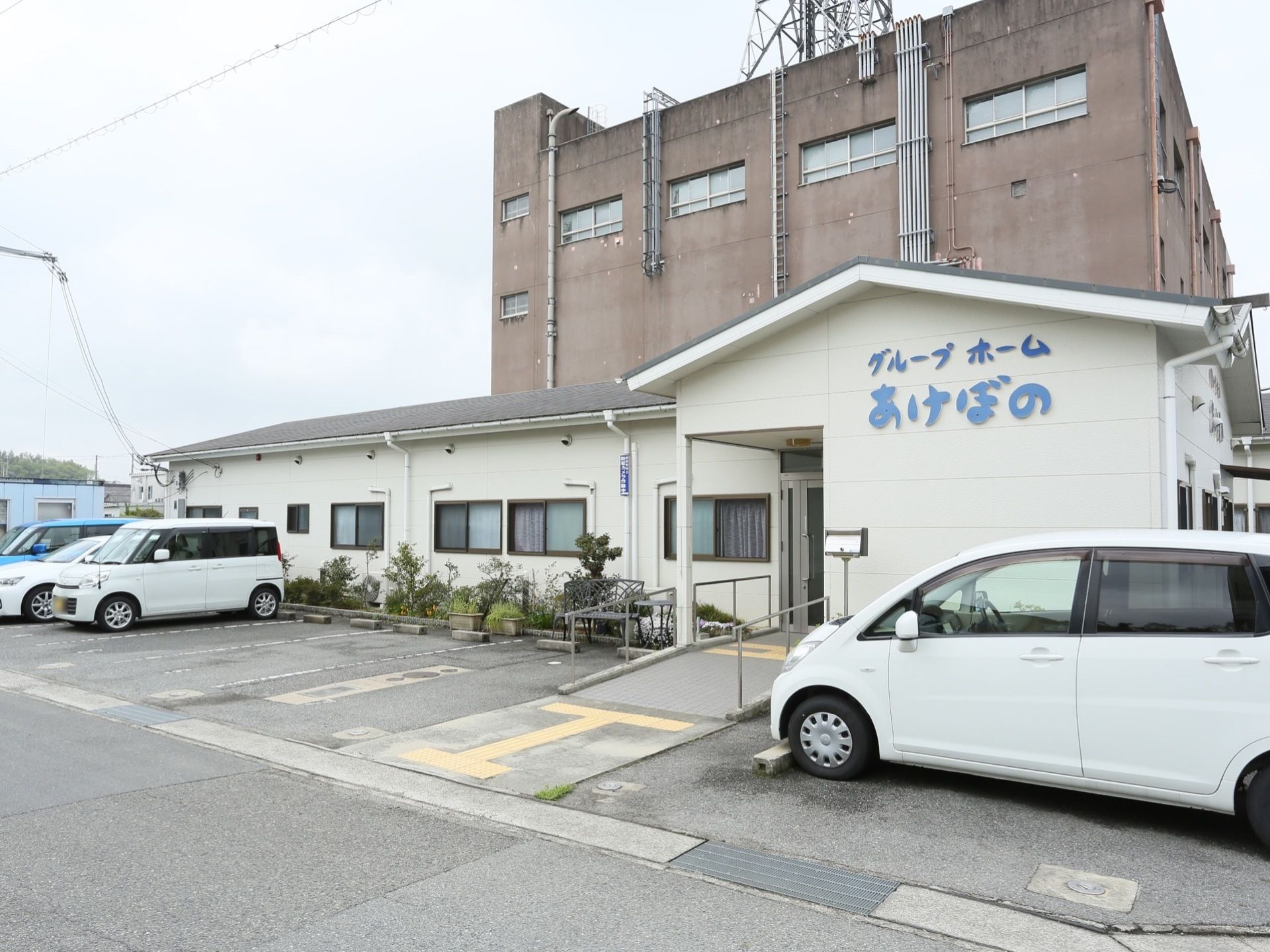 エントランスのそばに駐車スペースが多数設けられている。移動する距離も少なく、入居者様が負担なく外出することができる。