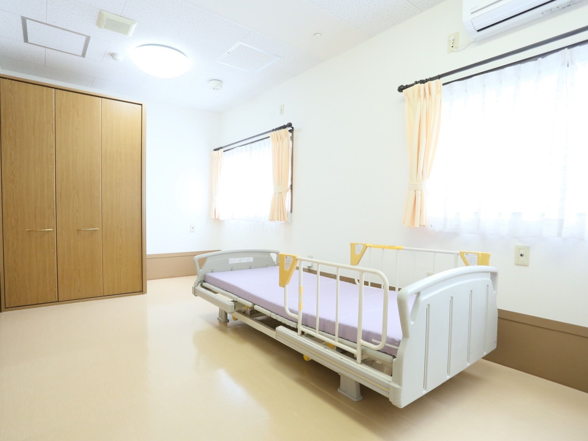 白い内装が窓からの日の光に反射して、室内はとても明るい。広々としているので、ゆったりとくつろいで過ごすことができる。