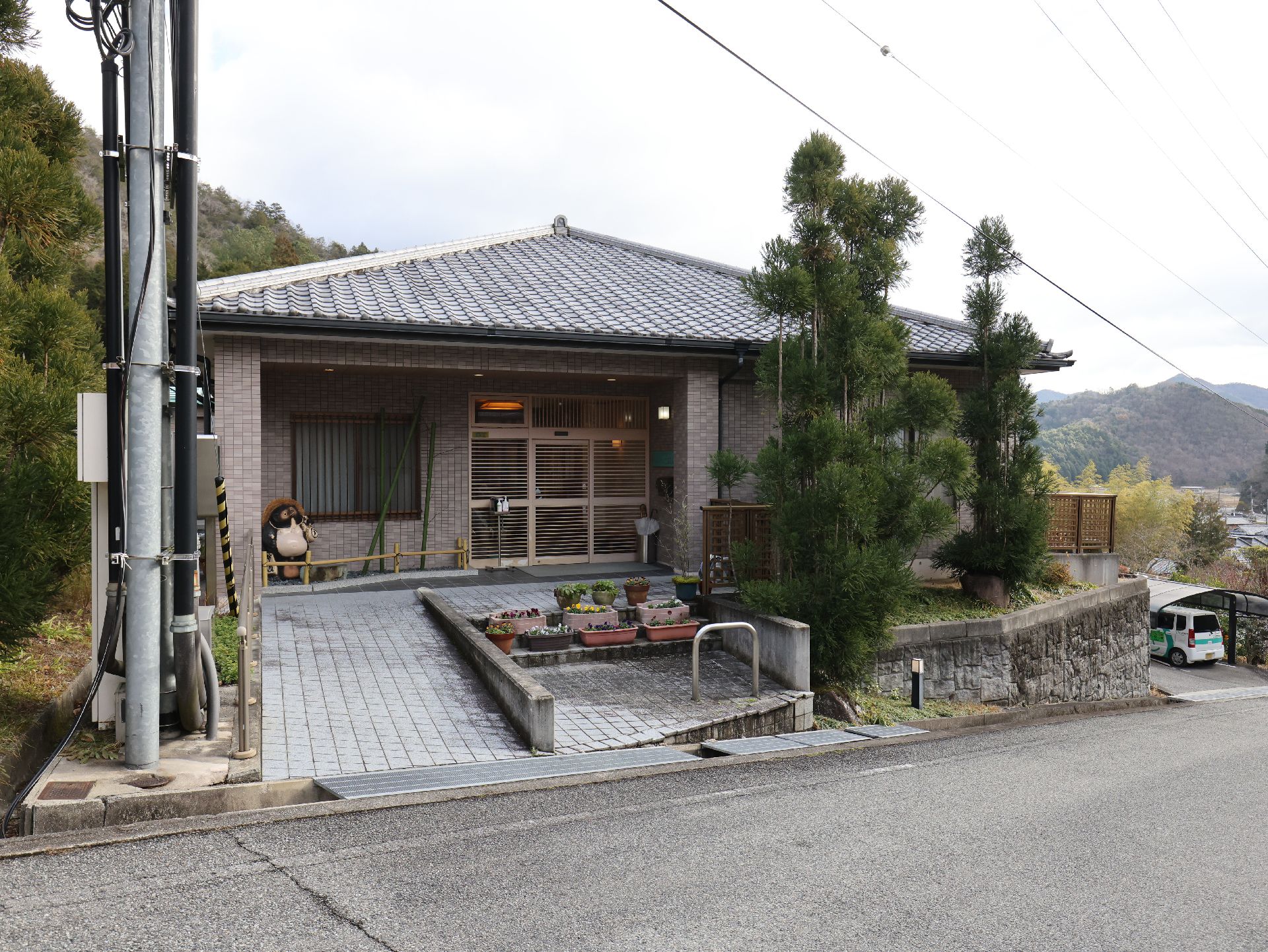 茶色を基調とした施設外観