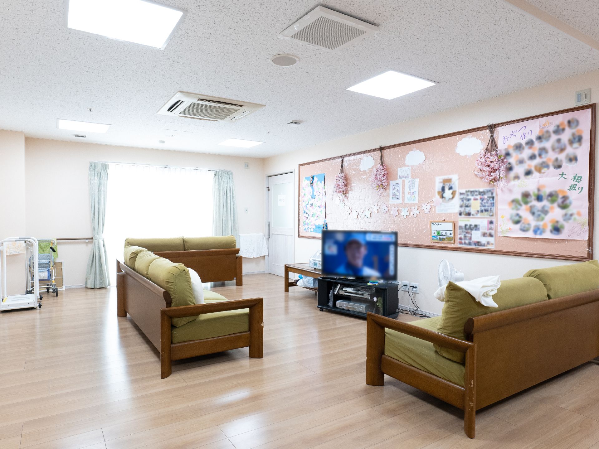 テレビとソファーが設置された共用スペース