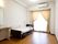 部屋は木の床であり、壁は真っ白となっている。ベッドが設置されており、さらにはエアコンも完備している。